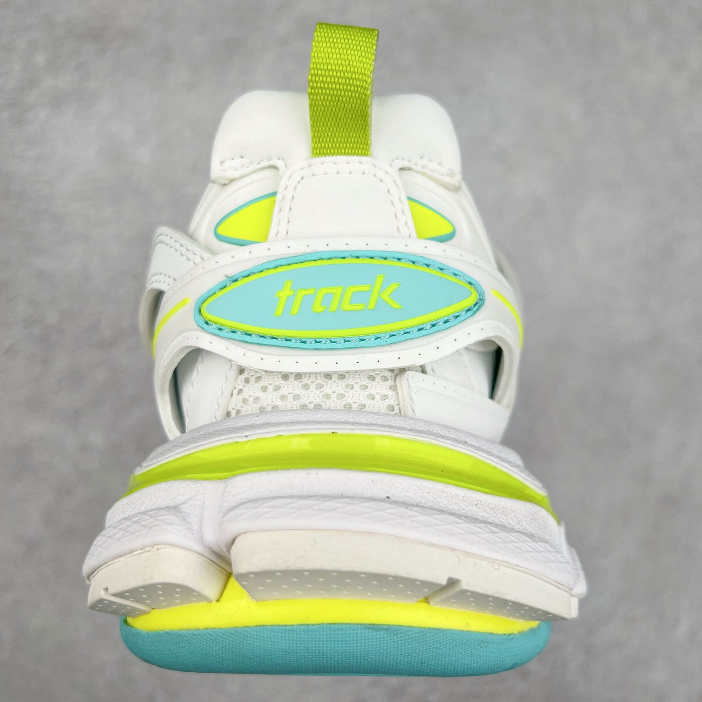 图片[8]-＃VG零售版 BALENCIAGA Track 巴黎世家三代复古老爹鞋 全套原纸板楦头开发 最原汁原味的灵魂版型 全鞋荧光划线卡点 胶水把控整洁度追求极致完美 每一双都是工艺品 多重QC质检 超越公司货的品控标准 实实在在的免检产品 原盒原配 正确字体电绣 粗细、位置、大小正确 侧边TPU 透气孔匹配意产原版 正确气垫分离大底 TPU软底 原版一致大底LOGO 立体感十足 原厂皮料水洗做旧 采购原厂网纱 该款鞋采用网眼布和尼龙制成 不含皮革 鞋舌饰有Track.2橡胶品牌标识 外侧饰有橡胶品牌标识 泡沫后帮压印品牌标识 外底正面压印BB标识 由176块饰片拼接而成的铰接式鞋面 侧面配金属质感网眼布 内面配有额外金属光泽饰件 包含1副鞋带和1副备用鞋带 后帮配有拉环鞋提 动态鞋底设计 为双脚带来后续的助力 正常尺码 尺码：35 36 37 38 39 40 41 42 43 44 45 46-选品中心