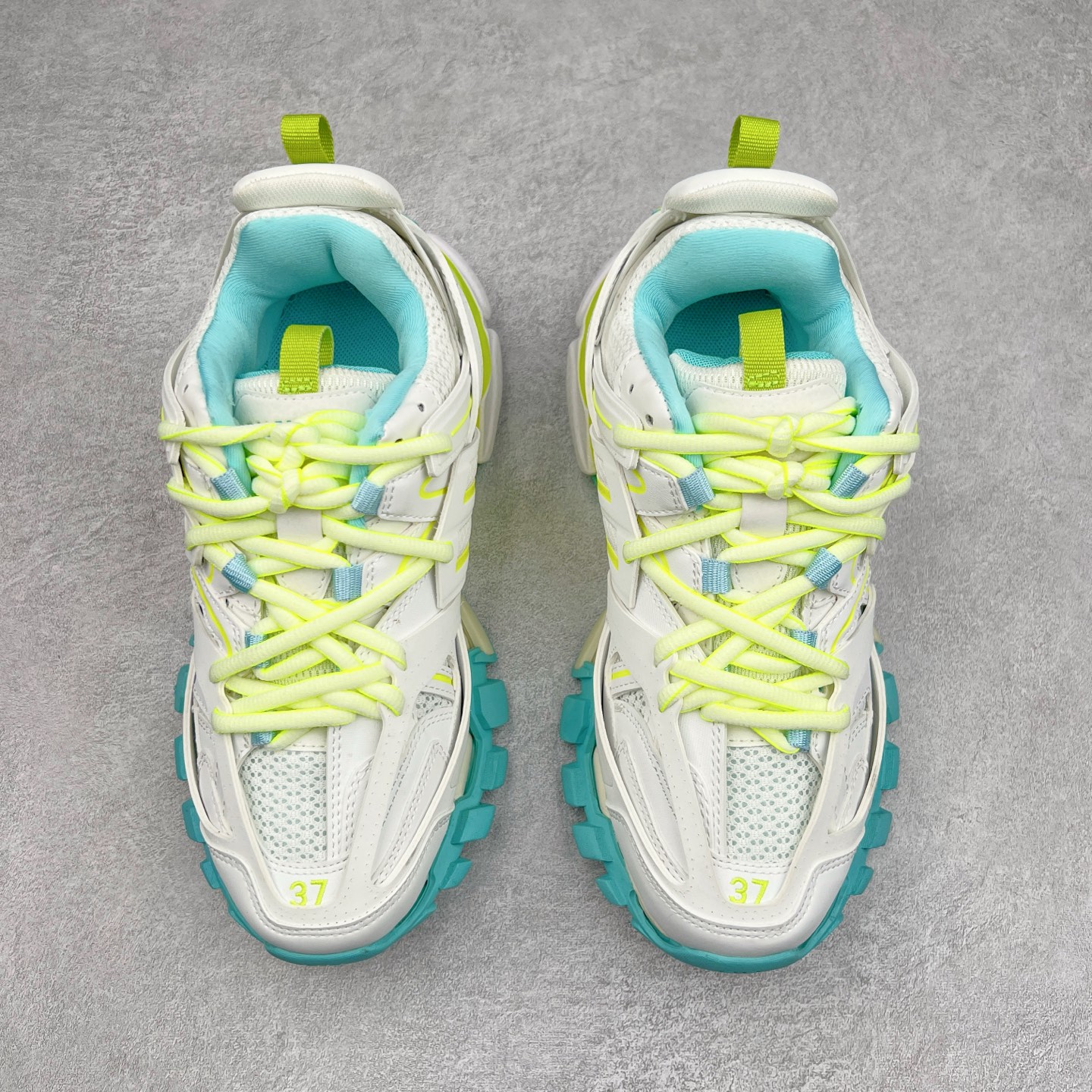 图片[2]-＃VG零售版 BALENCIAGA Track 巴黎世家三代复古老爹鞋 全套原纸板楦头开发 最原汁原味的灵魂版型 全鞋荧光划线卡点 胶水把控整洁度追求极致完美 每一双都是工艺品 多重QC质检 超越公司货的品控标准 实实在在的免检产品 原盒原配 正确字体电绣 粗细、位置、大小正确 侧边TPU 透气孔匹配意产原版 正确气垫分离大底 TPU软底 原版一致大底LOGO 立体感十足 原厂皮料水洗做旧 采购原厂网纱 该款鞋采用网眼布和尼龙制成 不含皮革 鞋舌饰有Track.2橡胶品牌标识 外侧饰有橡胶品牌标识 泡沫后帮压印品牌标识 外底正面压印BB标识 由176块饰片拼接而成的铰接式鞋面 侧面配金属质感网眼布 内面配有额外金属光泽饰件 包含1副鞋带和1副备用鞋带 后帮配有拉环鞋提 动态鞋底设计 为双脚带来后续的助力 正常尺码 尺码：35 36 37 38 39 40 41 42 43 44 45 46-选品中心