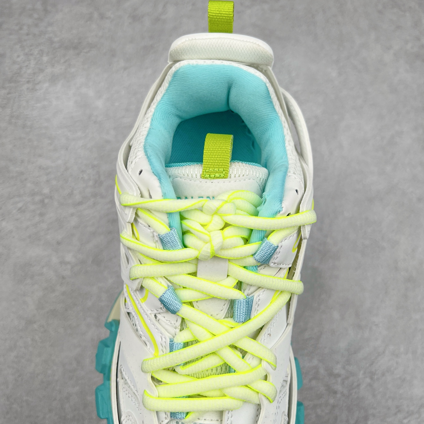 图片[5]-＃VG零售版 BALENCIAGA Track 巴黎世家三代复古老爹鞋 全套原纸板楦头开发 最原汁原味的灵魂版型 全鞋荧光划线卡点 胶水把控整洁度追求极致完美 每一双都是工艺品 多重QC质检 超越公司货的品控标准 实实在在的免检产品 原盒原配 正确字体电绣 粗细、位置、大小正确 侧边TPU 透气孔匹配意产原版 正确气垫分离大底 TPU软底 原版一致大底LOGO 立体感十足 原厂皮料水洗做旧 采购原厂网纱 该款鞋采用网眼布和尼龙制成 不含皮革 鞋舌饰有Track.2橡胶品牌标识 外侧饰有橡胶品牌标识 泡沫后帮压印品牌标识 外底正面压印BB标识 由176块饰片拼接而成的铰接式鞋面 侧面配金属质感网眼布 内面配有额外金属光泽饰件 包含1副鞋带和1副备用鞋带 后帮配有拉环鞋提 动态鞋底设计 为双脚带来后续的助力 正常尺码 尺码：35 36 37 38 39 40 41 42 43 44 45 46-选品中心