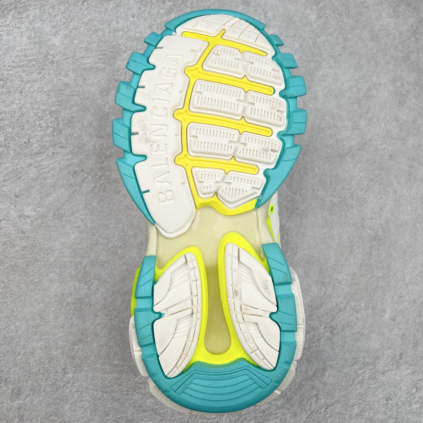 图片[9]-＃VG零售版 BALENCIAGA Track 巴黎世家三代复古老爹鞋 全套原纸板楦头开发 最原汁原味的灵魂版型 全鞋荧光划线卡点 胶水把控整洁度追求极致完美 每一双都是工艺品 多重QC质检 超越公司货的品控标准 实实在在的免检产品 原盒原配 正确字体电绣 粗细、位置、大小正确 侧边TPU 透气孔匹配意产原版 正确气垫分离大底 TPU软底 原版一致大底LOGO 立体感十足 原厂皮料水洗做旧 采购原厂网纱 该款鞋采用网眼布和尼龙制成 不含皮革 鞋舌饰有Track.2橡胶品牌标识 外侧饰有橡胶品牌标识 泡沫后帮压印品牌标识 外底正面压印BB标识 由176块饰片拼接而成的铰接式鞋面 侧面配金属质感网眼布 内面配有额外金属光泽饰件 包含1副鞋带和1副备用鞋带 后帮配有拉环鞋提 动态鞋底设计 为双脚带来后续的助力 正常尺码 尺码：35 36 37 38 39 40 41 42 43 44 45 46-选品中心