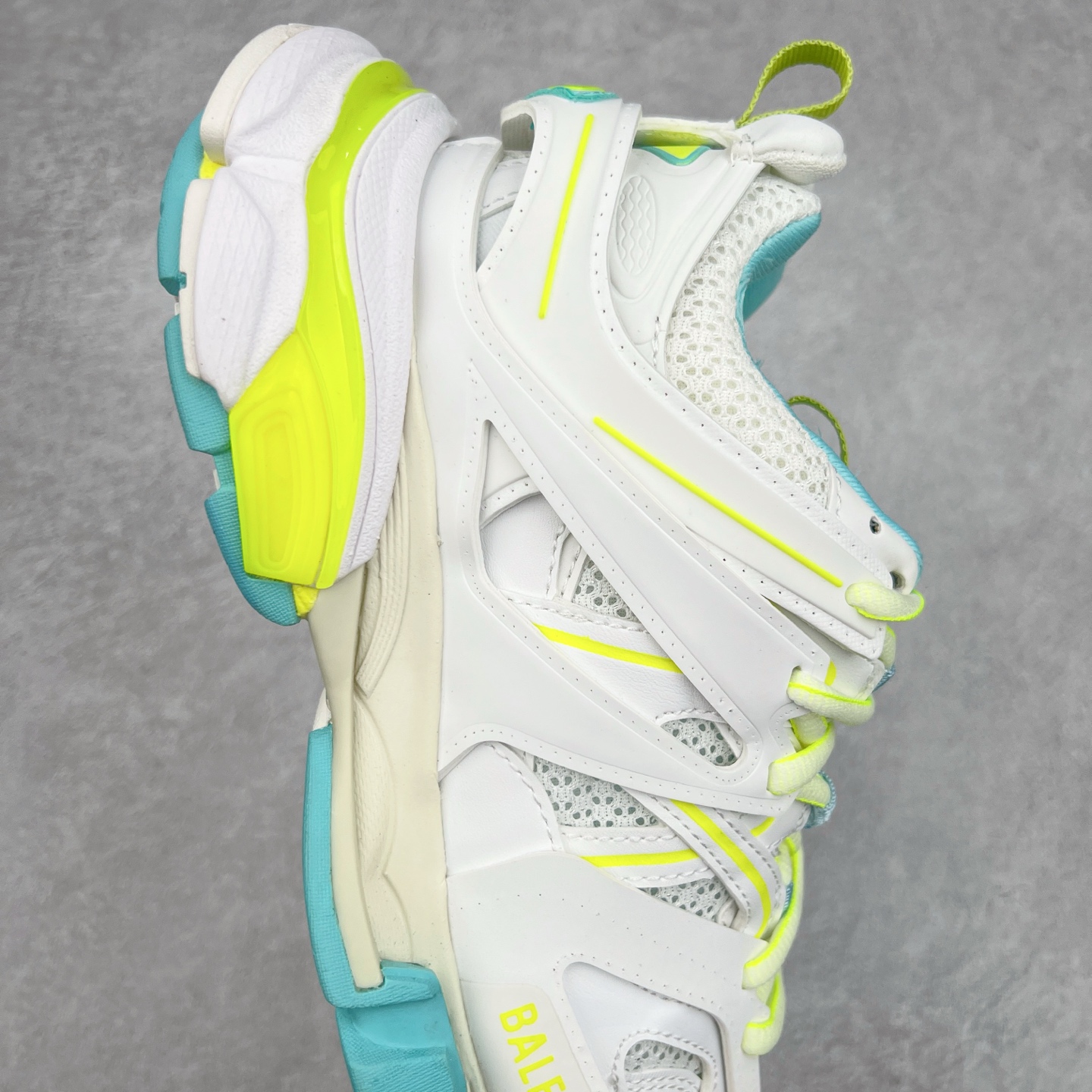 图片[6]-＃VG零售版 BALENCIAGA Track 巴黎世家三代复古老爹鞋 全套原纸板楦头开发 最原汁原味的灵魂版型 全鞋荧光划线卡点 胶水把控整洁度追求极致完美 每一双都是工艺品 多重QC质检 超越公司货的品控标准 实实在在的免检产品 原盒原配 正确字体电绣 粗细、位置、大小正确 侧边TPU 透气孔匹配意产原版 正确气垫分离大底 TPU软底 原版一致大底LOGO 立体感十足 原厂皮料水洗做旧 采购原厂网纱 该款鞋采用网眼布和尼龙制成 不含皮革 鞋舌饰有Track.2橡胶品牌标识 外侧饰有橡胶品牌标识 泡沫后帮压印品牌标识 外底正面压印BB标识 由176块饰片拼接而成的铰接式鞋面 侧面配金属质感网眼布 内面配有额外金属光泽饰件 包含1副鞋带和1副备用鞋带 后帮配有拉环鞋提 动态鞋底设计 为双脚带来后续的助力 正常尺码 尺码：35 36 37 38 39 40 41 42 43 44 45 46-选品中心