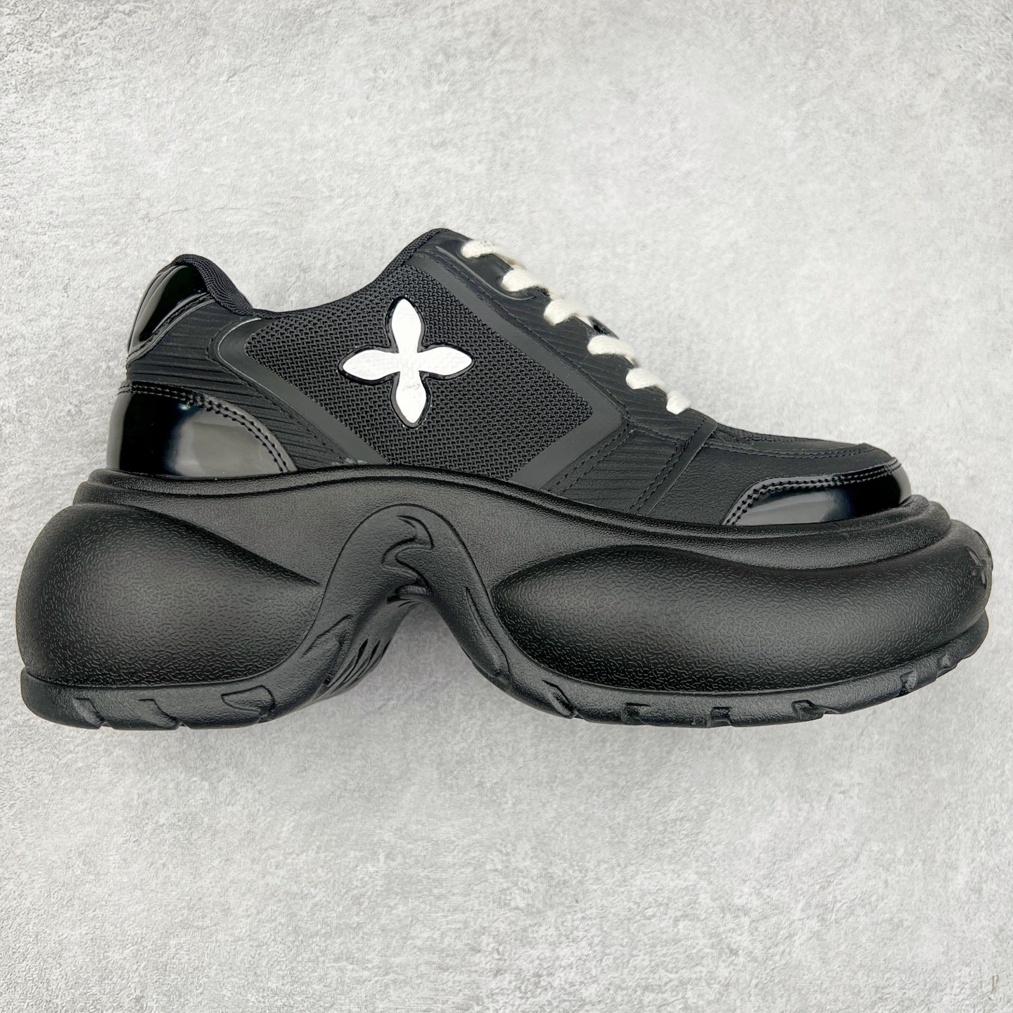 SMFK 2024最新火爆增高小白鞋板鞋 SMFK成立于2016年 一直在做中国品牌 中国设计 中国制造 品牌注重舒适和体验 在设计上追求unisex free size design for all并且尝试一些关于SMFK的风格 在乎每个产品的细节开发 很多部分我们采用手工制作 在相同中又存在不同 不破不立 尺码：35 36 37 38 39 40-选品中心