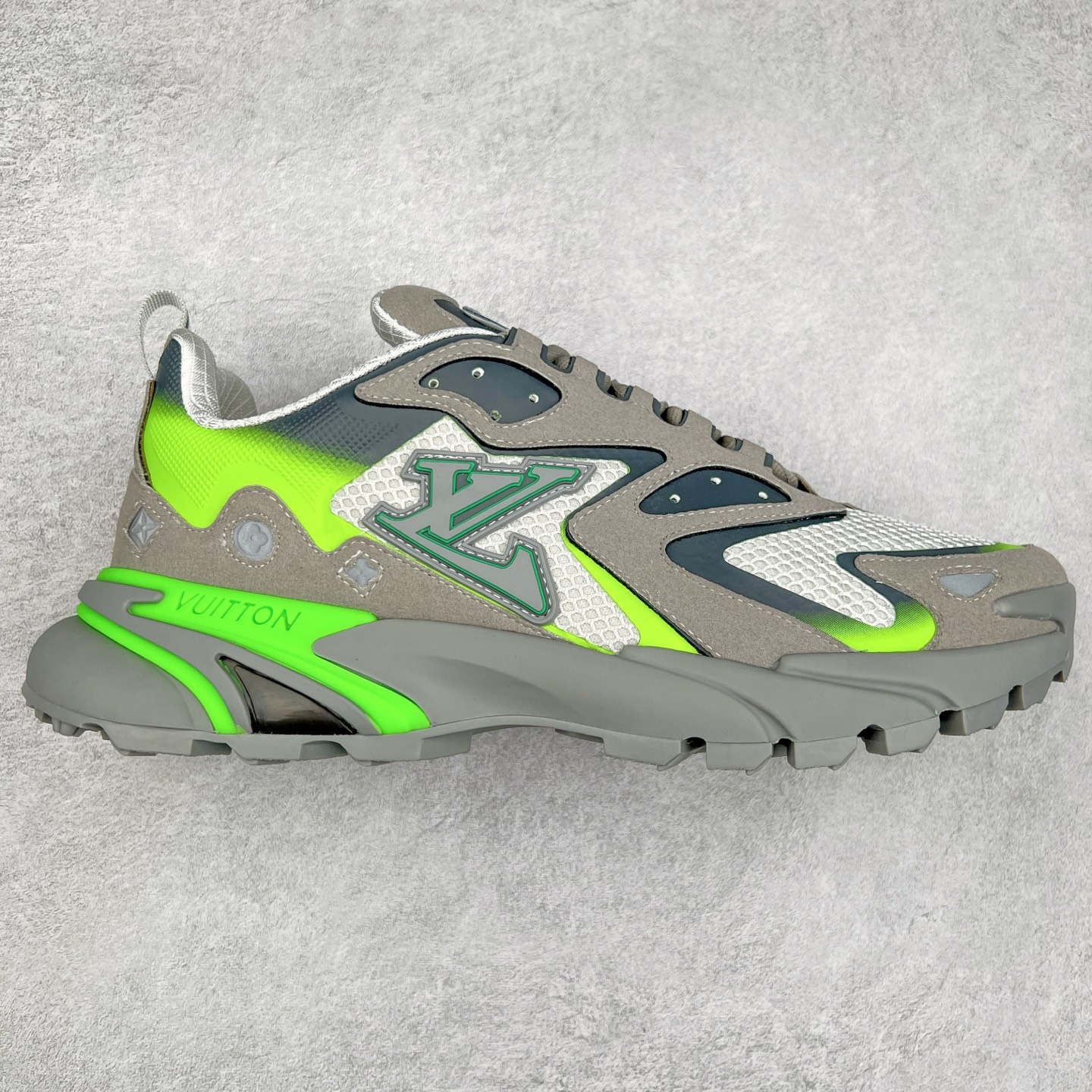 ＃GD广顶 LV RUNNER TATIC 2023SS 系列运动鞋 老爹鞋继LV trainer滑板鞋火爆的同时 Virgil先生又一心血之作 Tatic有着一种神秘、变幻莫测的感觉 以复古跑鞋为灵感、又被加入了泰坦的未来元素 老爹鞋外观加 Damier格纹 Monogram 印花 双层鞋舌的设计 融合织布 漆皮等多元材质 此次拼接科技网格面料和牛皮革，呈现瞩目色彩渐变 LV 字母和反光 Monogram 花卉跃现一侧 vuitton 标识栖身外底 尺码：38-45-选品中心