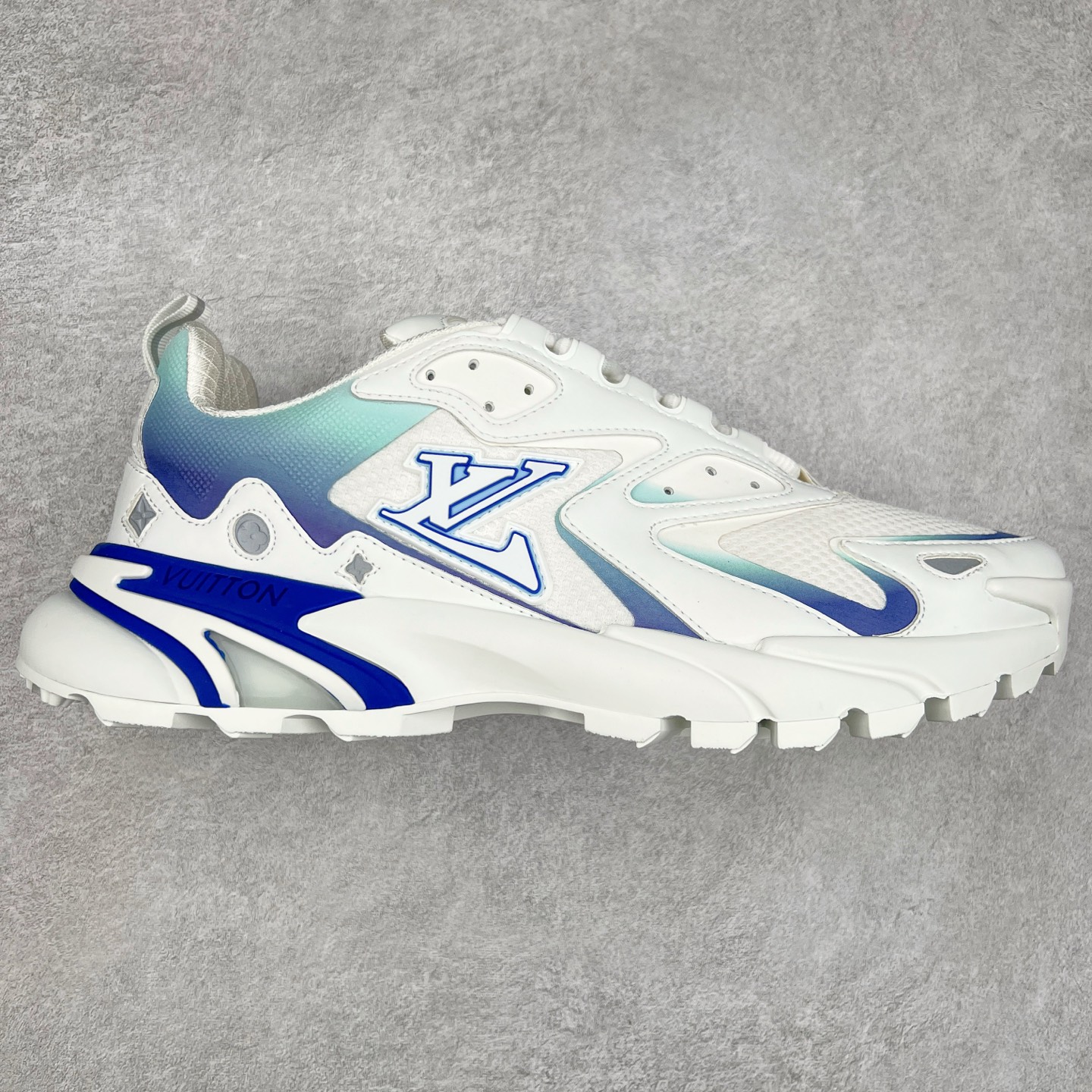 ＃GD广顶 LV RUNNER TATIC 2023SS 系列运动鞋 老爹鞋继LV trainer滑板鞋火爆的同时 Virgil先生又一心血之作 Tatic有着一种神秘、变幻莫测的感觉 以复古跑鞋为灵感、又被加入了泰坦的未来元素 老爹鞋外观加 Damier格纹 Monogram 印花 双层鞋舌的设计 融合织布 漆皮等多元材质 此次拼接科技网格面料和牛皮革，呈现瞩目色彩渐变 LV 字母和反光 Monogram 花卉跃现一侧 vuitton 标识栖身外底 尺码：38-45-选品中心