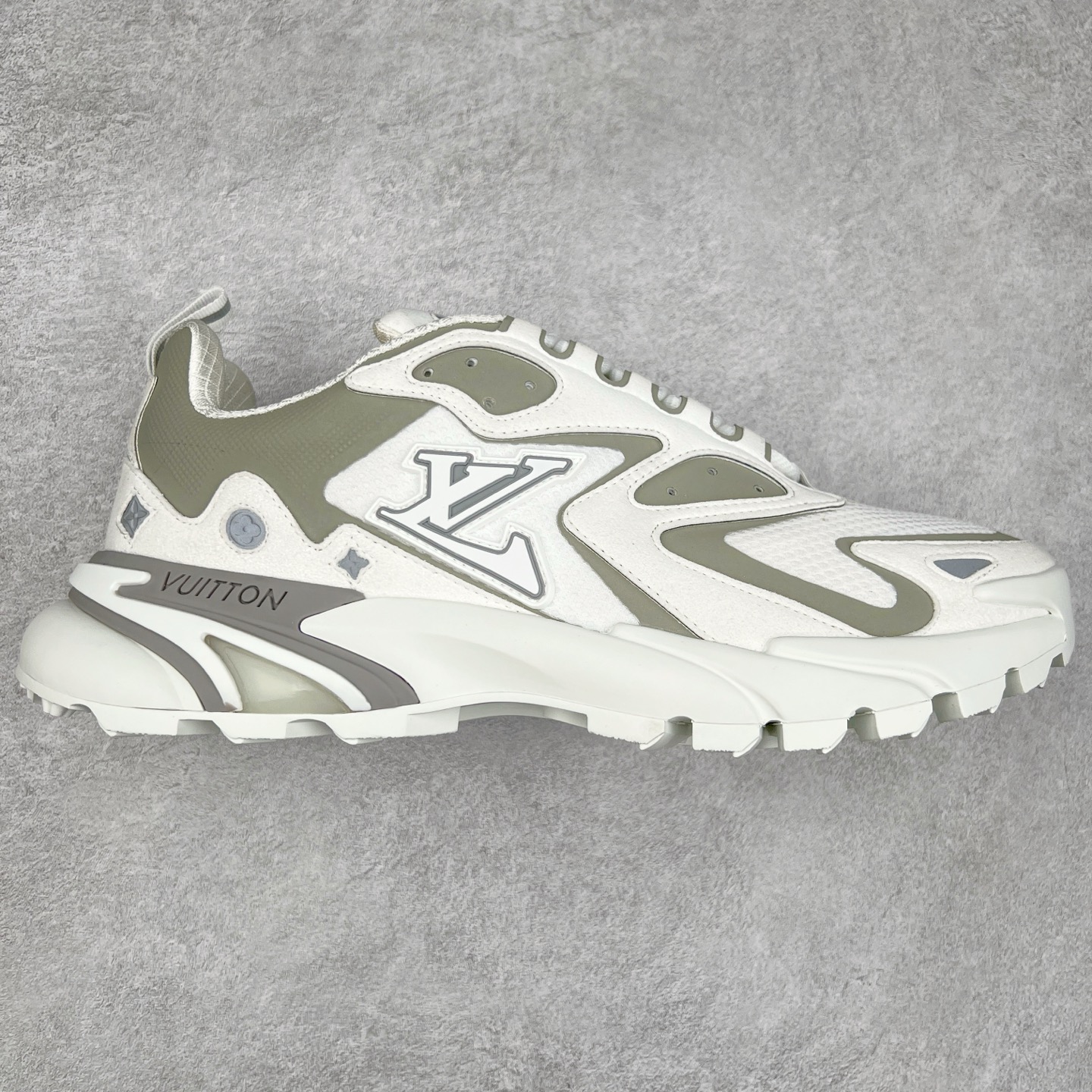 ＃GD广顶 LV RUNNER TATIC 2023SS 系列运动鞋 老爹鞋继LV trainer滑板鞋火爆的同时 Virgil先生又一心血之作 Tatic有着一种神秘、变幻莫测的感觉 以复古跑鞋为灵感、又被加入了泰坦的未来元素 老爹鞋外观加 Damier格纹 Monogram 印花 双层鞋舌的设计 融合织布 漆皮等多元材质 此次拼接科技网格面料和牛皮革，呈现瞩目色彩渐变 LV 字母和反光 Monogram 花卉跃现一侧 vuitton 标识栖身外底 尺码：38-45-选品中心