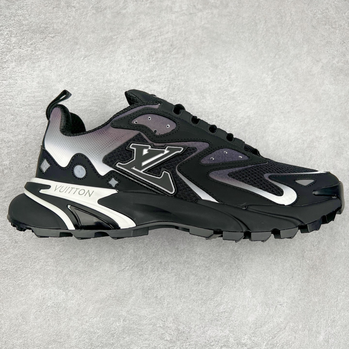 ＃GD广顶 LV RUNNER TATIC 2023SS 系列运动鞋 老爹鞋继LV trainer滑板鞋火爆的同时 Virgil先生又一心血之作 Tatic有着一种神秘、变幻莫测的感觉 以复古跑鞋为灵感、又被加入了泰坦的未来元素 老爹鞋外观加 Damier格纹 Monogram 印花 双层鞋舌的设计 融合织布 漆皮等多元材质 此次拼接科技网格面料和牛皮革，呈现瞩目色彩渐变 LV 字母和反光 Monogram 花卉跃现一侧 vuitton 标识栖身外底 尺码：38-45-选品中心