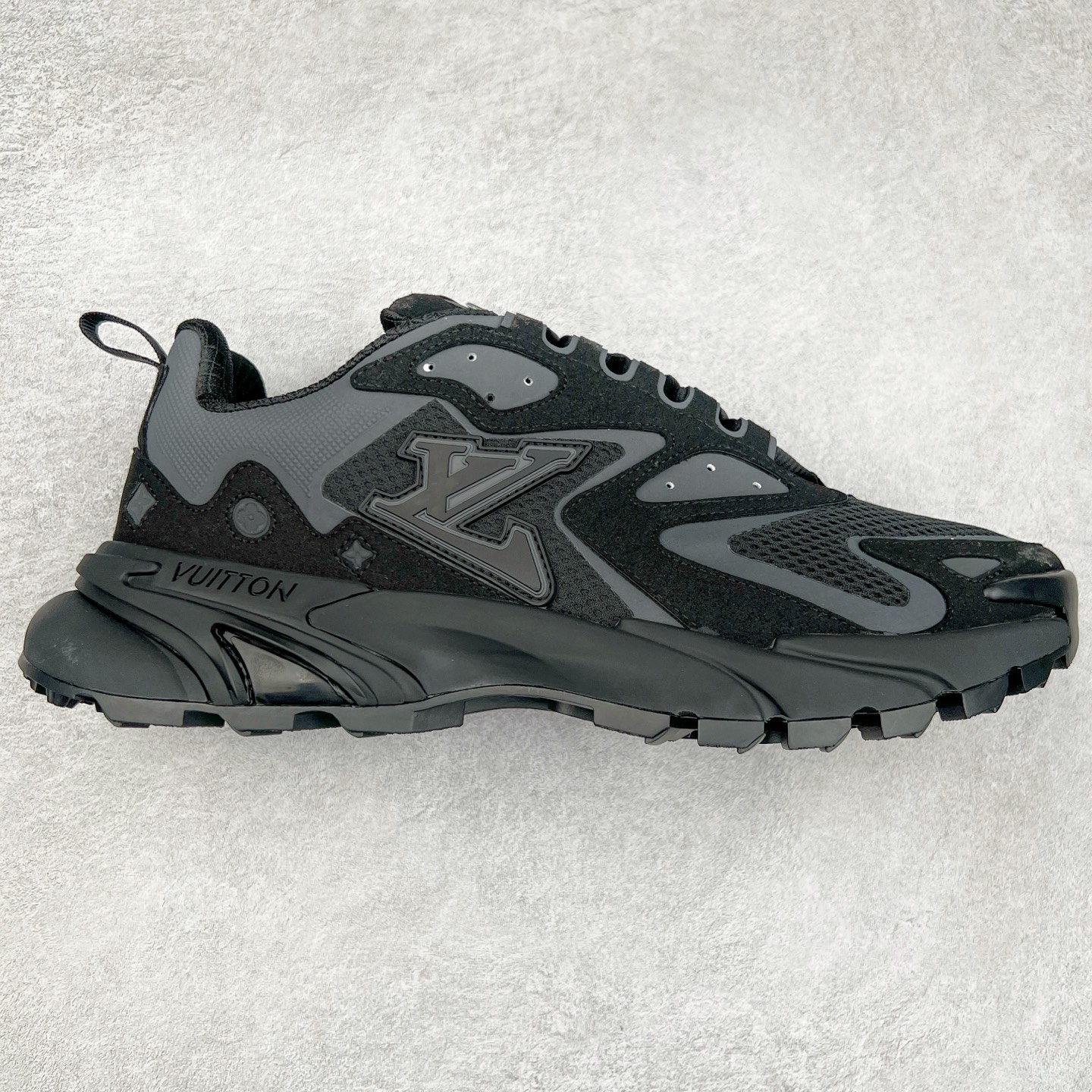 ＃GD广顶 LV RUNNER TATIC 2023SS 系列运动鞋 老爹鞋继LV trainer滑板鞋火爆的同时 Virgil先生又一心血之作 Tatic有着一种神秘、变幻莫测的感觉 以复古跑鞋为灵感、又被加入了泰坦的未来元素 老爹鞋外观加 Damier格纹 Monogram 印花 双层鞋舌的设计 融合织布 漆皮等多元材质 此次拼接科技网格面料和牛皮革，呈现瞩目色彩渐变 LV 字母和反光 Monogram 花卉跃现一侧 vuitton 标识栖身外底 尺码：38-45-选品中心