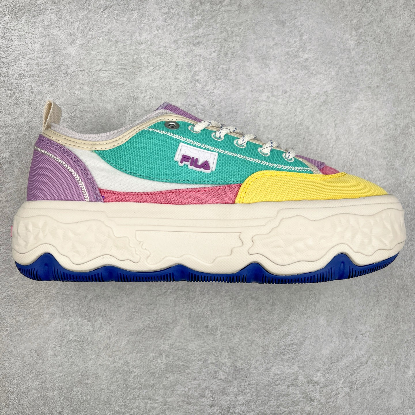 FILA FUSION Fluid 斐乐摩登潮牌防滑耐磨轻便运动鞋 FUSION 系列传承了 FILA 的百年基因，融入年轻运动及潮流文化，成为引领变革、创新突破的一代。以“1+N” 的跨界合作模式重现经典的同时创造经典。带来最出其不意的跨界合作惊喜。同时，FILAFUSION把FILA 的 DNA 融入到定制体验里，你可以随心制造厲于你的产品。FILA FUSION 的鞋家族涵盖了老爹鞋、跑步鞋、网球鞋、季节款。风格复古新潮，满足了时尚人士出行及各类运动的搭配需求，成为当下年轻人筷拥的鞋类品牌之一。FILA FUSION 走进年轻人的世界，通过年轻人运动，街舞，滑板，篮球，展现 FILA FUSION 的潮流态度和年轻文化。FILA FUSION 认为末来属于引领变革、创新突破的年轻一代，让我们一起构成 FILA 未来的蓝图吧！尺码：35.5 36 36.5 37.5 38 38.5 39 40-选品中心