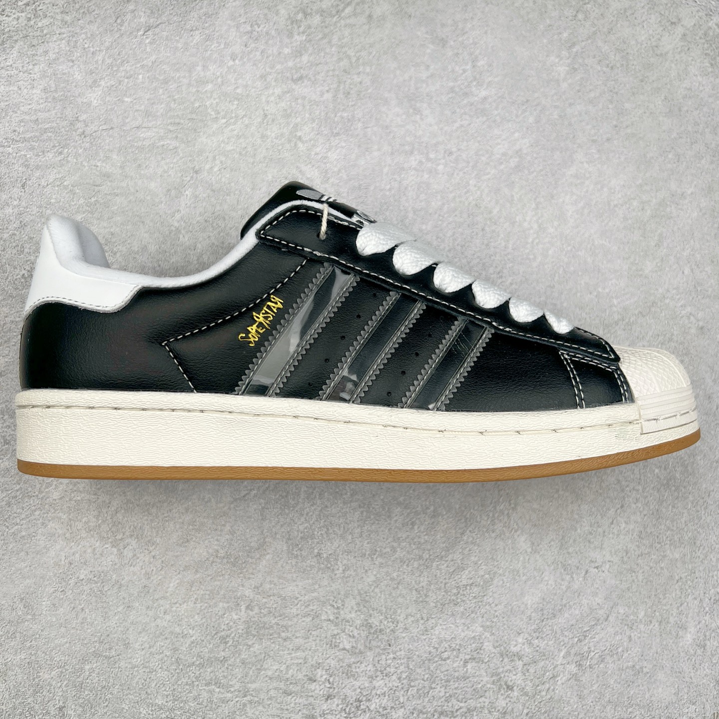 AD Originals Superstar 经典复古贝壳头板鞋 IH1313 诞生于1969年 是第一双将全皮面鞋 身与橡胶鞋头结合在一起的低帮篮球鞋 Superstar最开始 是作为高帮篮球鞋Pro Model的低帮版本而出现的 但因为其独特和醒目的橡胶鞋头造型而让大家熟知 被大家形象地称为\\\”shelltoe\\\”贝壳头 在70年代的美国职业篮球场上 接近3/4的NBA球员都将这双Superstar作为场上用鞋 80年代之后 经过不断的改良和发展 Superstar逐渐成为横跨时装、音乐、街头文化、休闲和运动等各大领域的时尚潮鞋 尺码：36 36.5 37 38 38.5 39 40 40.5 41 42 42.5 43 44 44.5 45-选品中心