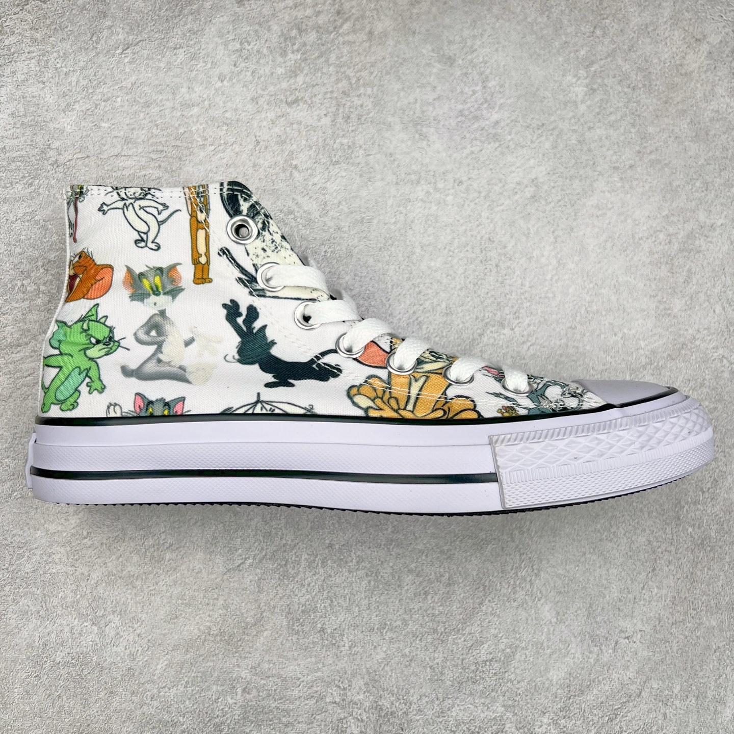 Tom and Jerry x Converse Chuck Taylor 匡威官方 猫和老鼠联名款 猫和老鼠85周年之际 与匡威再度携手 踏上怀旧之旅 全新联名登场 以猫和老鼠故事为灵感 古早All Star 鞋型搭配经典动漫印花 上演猫鼠追逐搞怪场景 挑动了全年龄段的DNA 童年回忆拉满 货号：A15113C 黑色 货号：A15112C 白色 尺码：35 36 36.5 37 37.5 38 39 39.5 40 41 41.5 42 42.5 43 44-选品中心