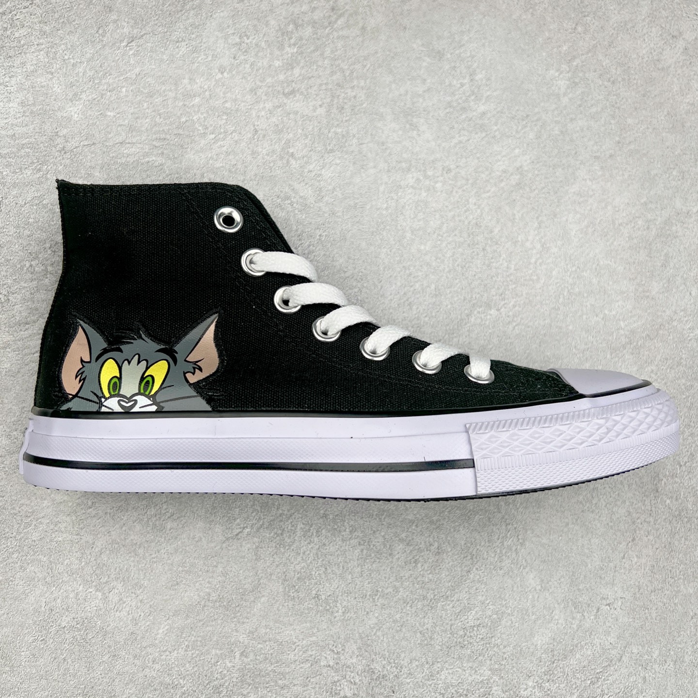 Tom and Jerry x Converse Chuck Taylor 匡威官方 猫和老鼠联名款 猫和老鼠85周年之际 与匡威再度携手 踏上怀旧之旅 全新联名登场 以猫和老鼠故事为灵感 古早All Star 鞋型搭配经典动漫印花 上演猫鼠追逐搞怪场景 挑动了全年龄段的DNA 童年回忆拉满 货号：A15113C 黑色 货号：A15112C 白色 尺码：35 36 36.5 37 37.5 38 39 39.5 40 41 41.5 42 42.5 43 44-选品中心