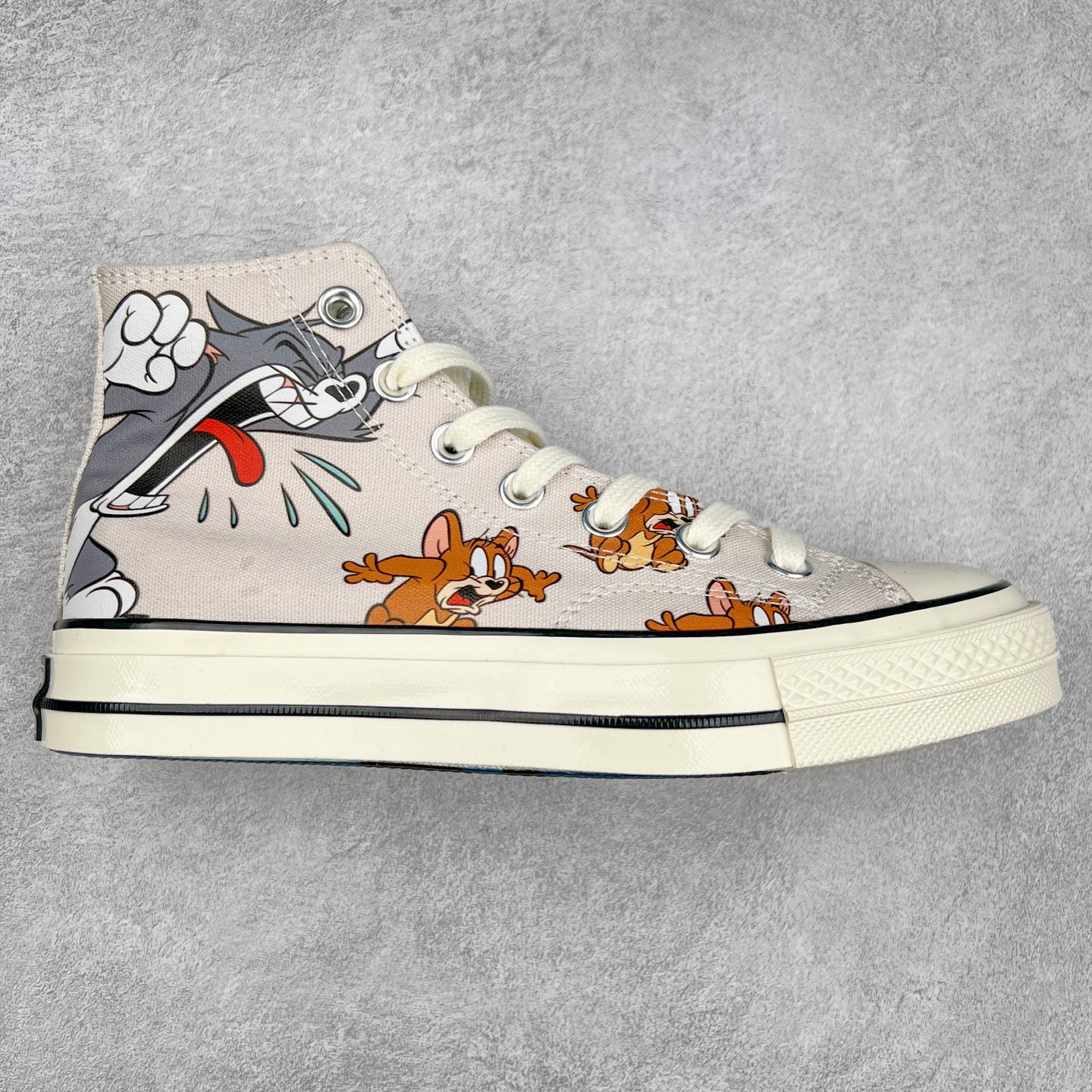 Converse x Tom and Jerry 匡威官方 猫和老鼠联名款 猫和老鼠85周年之际 与匡威再度携手 踏上怀旧之旅 全新联名登场 以猫和老鼠故事为灵感 经典1970s鞋型搭配鞋身动漫印花 经典动画片段 上演猫鼠追逐搞怪场景 挑动了全年龄段的DNA 童年回忆拉满 货号：A15111C 尺码：35 36 36.5 37 37.5 38 39 39.5 40 41 41.5 42 42.5 43 44-选品中心