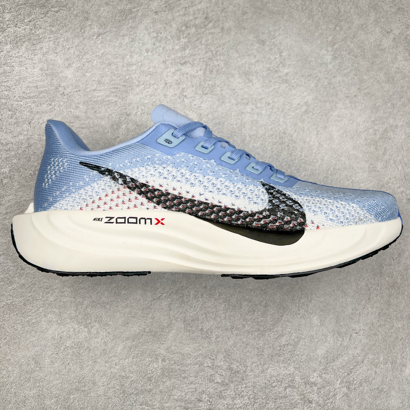 NK Zoom Pegasus Plus 超级飞马涡轮增压马拉松慢跑鞋 FQ7262 在设计上延续了原版鞋款的经典风格，向 Pegasus Turbo 致敬。鞋面采用 Flyknit 材质，巧妙地在不同区域实现紧密与松散的编织结合。标志性的尼龙中部条纹与原版 Turbo 设计呼应。原有的 Flywire 被内部毡织带替代。鞋领的衬垫和鞋跟支撑则为鞋面增添了完善的细节。与以往的 Turbo 型号采用双层泡沫不同，Pegasus Plus 使用了一体式 ZoomX 中底。鞋跟厚度为 35 毫米，前掌为 25 毫米，形成 10 毫米的落差，外底覆盖了大量橡胶，而 ZoomX 外露的部分也十分显眼。尺码：36 36.5 37.5 38 38.5 39 40 40.5 41 42 42.5 43 44 44.5 45-选品中心