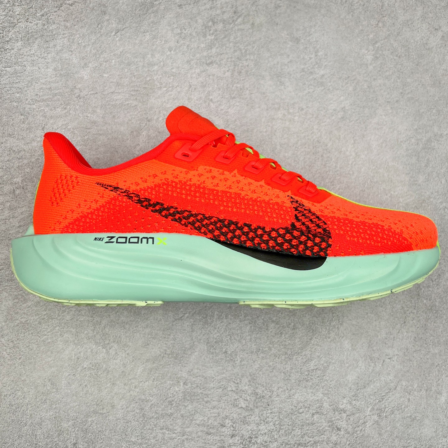 NK Zoom Pegasus Plus 超级飞马涡轮增压马拉松慢跑鞋 FQ7262 在设计上延续了原版鞋款的经典风格，向 Pegasus Turbo 致敬。鞋面采用 Flyknit 材质，巧妙地在不同区域实现紧密与松散的编织结合。标志性的尼龙中部条纹与原版 Turbo 设计呼应。原有的 Flywire 被内部毡织带替代。鞋领的衬垫和鞋跟支撑则为鞋面增添了完善的细节。与以往的 Turbo 型号采用双层泡沫不同，Pegasus Plus 使用了一体式 ZoomX 中底。鞋跟厚度为 35 毫米，前掌为 25 毫米，形成 10 毫米的落差，外底覆盖了大量橡胶，而 ZoomX 外露的部分也十分显眼。尺码：36 36.5 37.5 38 38.5 39 40 40.5 41 42 42.5 43 44 44.5 45-选品中心