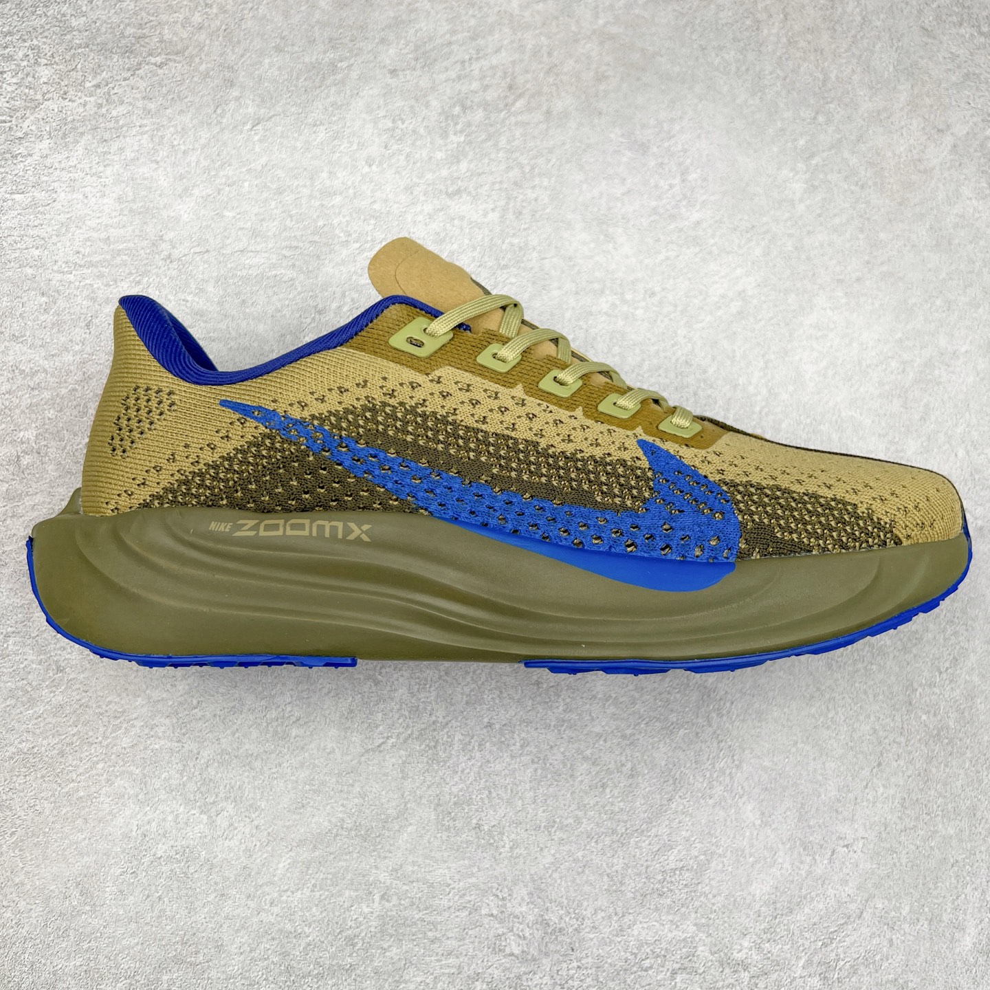 NK Zoom Pegasus Plus 超级飞马涡轮增压马拉松慢跑鞋 FQ7262 在设计上延续了原版鞋款的经典风格，向 Pegasus Turbo 致敬。鞋面采用 Flyknit 材质，巧妙地在不同区域实现紧密与松散的编织结合。标志性的尼龙中部条纹与原版 Turbo 设计呼应。原有的 Flywire 被内部毡织带替代。鞋领的衬垫和鞋跟支撑则为鞋面增添了完善的细节。与以往的 Turbo 型号采用双层泡沫不同，Pegasus Plus 使用了一体式 ZoomX 中底。鞋跟厚度为 35 毫米，前掌为 25 毫米，形成 10 毫米的落差，外底覆盖了大量橡胶，而 ZoomX 外露的部分也十分显眼。尺码：36 36.5 37.5 38 38.5 39 40 40.5 41 42 42.5 43 44 44.5 45-选品中心