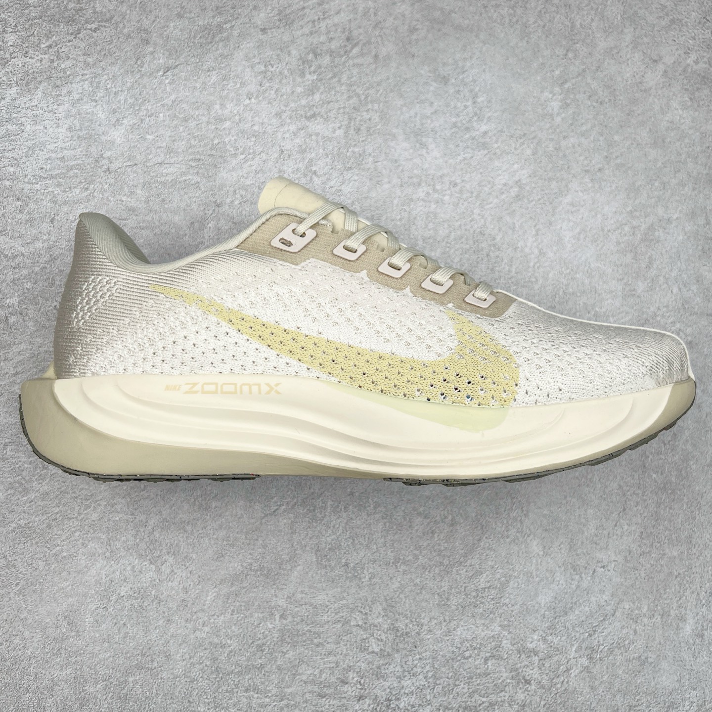 NK Zoom Pegasus Plus 超级飞马涡轮增压马拉松慢跑鞋 FQ7262 在设计上延续了原版鞋款的经典风格，向 Pegasus Turbo 致敬。鞋面采用 Flyknit 材质，巧妙地在不同区域实现紧密与松散的编织结合。标志性的尼龙中部条纹与原版 Turbo 设计呼应。原有的 Flywire 被内部毡织带替代。鞋领的衬垫和鞋跟支撑则为鞋面增添了完善的细节。与以往的 Turbo 型号采用双层泡沫不同，Pegasus Plus 使用了一体式 ZoomX 中底。鞋跟厚度为 35 毫米，前掌为 25 毫米，形成 10 毫米的落差，外底覆盖了大量橡胶，而 ZoomX 外露的部分也十分显眼。尺码：36 36.5 37.5 38 38.5 39 40 40.5 41 42 42.5 43 44 44.5 45-选品中心