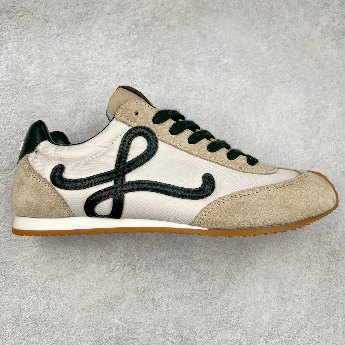 罗意威LOEWE 2025 | Ballet Runner2.0 新款芭蕾舞鞋 超级棒 不对称鞋头造型，作为LOEWE的标志性设计 超柔软，轻便且灵活的鞋底，新的波浪纹理橡胶外底，延伸至鞋头，升级的柔软皮革内衬和鞋床，提供最大舒适感，后跟有3D注塑橡胶徽标，真皮和皮料混搭彰显复古风格 内增高拼色德训鞋 阿甘鞋 小白鞋 拼色拼接鞋面 非常高级隐藏式小内增高 脚后跟设计新颖 柔软舒适 会被评为年度最舒适的暴走鞋 如履平地 原版细节 鞋面由进口麂皮 牛皮 原版布拼接 牛皮垫脚 原版定制磨具组合大底 原盒包装 内娱明星杨幂等众多同款上脚 小红书 一系列素材图 极具爆款。 尺码 35 36 37 38 39 40-选品中心