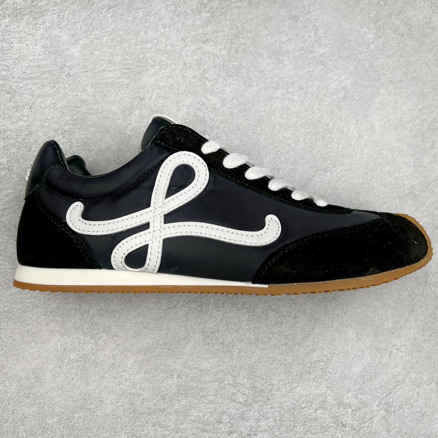 罗意威LOEWE 2025 | Ballet Runner2.0 新款芭蕾舞鞋 超级棒 不对称鞋头造型，作为LOEWE的标志性设计 超柔软，轻便且灵活的鞋底，新的波浪纹理橡胶外底，延伸至鞋头，升级的柔软皮革内衬和鞋床，提供最大舒适感，后跟有3D注塑橡胶徽标，真皮和皮料混搭彰显复古风格 内增高拼色德训鞋 阿甘鞋 小白鞋 拼色拼接鞋面 非常高级隐藏式小内增高 脚后跟设计新颖 柔软舒适 会被评为年度最舒适的暴走鞋 如履平地 原版细节 鞋面由进口麂皮 牛皮 原版布拼接 牛皮垫脚 原版定制磨具组合大底 原盒包装 内娱明星杨幂等众多同款上脚 小红书 一系列素材图 极具爆款。 尺码 35 36 37 38 39 40-选品中心