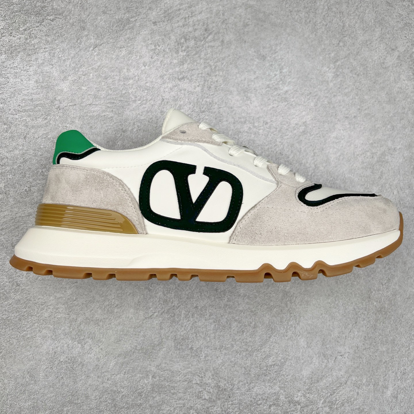 Valentino 华伦天奴 Rockstud untitled 厚底休闲小白鞋 明星同款 软羊皮低帮运动板鞋 经典百搭款绗缝格纹打造瞩目朋克风格 考究皮质构塑和简洁轮廓 流畅的线条奠定酷感基调 装饰质感橡胶效果 背面与鞋舌装饰 穿出了不一样的随性和时髦 阿那亚大秀可谓是刷爆了时尚圈 鞋面全油边 面料：定制牛皮+独家开模橡胶发泡大底 轻便防滑耐磨 脚感舒适 款式耐看做工精细 全套包装 尺码：39 40 41 42 43 44（皮鞋码）-选品中心