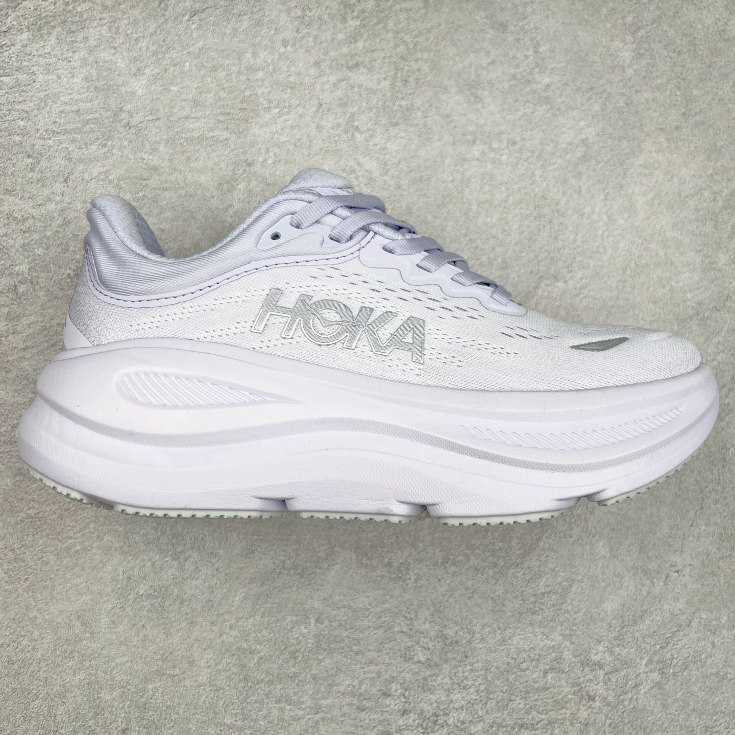 HOKA ONE ONE Bondi 9 WIDE 邦迪九代舒适防滑耐磨低帮休闲跑步鞋 HOKA ONE ONE是来自美国的跑步鞋知名品牌，创立于2009年，始终致力于为所有跑者提供更新、更好的跑步装备。相比常规跑鞋，HOKA ONE ONE特别研发使用性能独特的几何形跑鞋中底，此种鞋底更厚、更高、回弹性也更好，除了卓越的缓冲性能，它还能內各种阶段的跑者带来更具动感、更加稳定的跑步体验。HOKAONE ONE从设计之初就清楚意识到，要保证跑者步幅的均匀一致，双脚自然而然的运动至关重要。尺码：36 36.5 37.5 38 38.5 39 40 40.5 41 42 42.5 43 44 44.5 45-选品中心