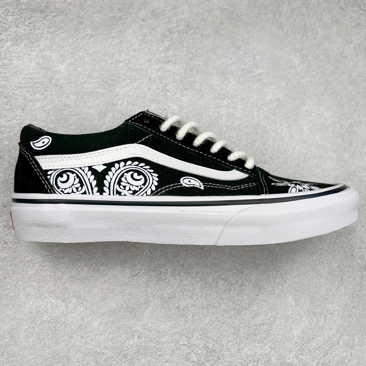 Vans Old Skool 玖制 腰果花 经典黑白复古高街百搭休闲帆布鞋 手绘腰果花印第安风 小众且高级 货号：VN000D3HY28 尺码：35 36 36.5 37 38 38.5 39 40 40.5 41 42 42.5 43 44-选品中心