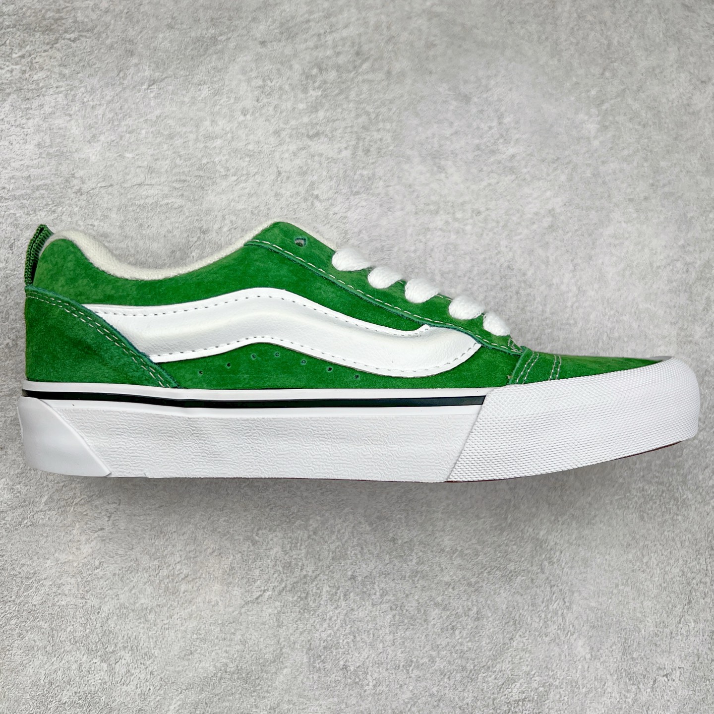 Vans Knu Skool 白绿色 官方新款 复古休闲胖胖面包鞋 肥胖版大LOGO原版全皮猪八面料 货号:VN000D6C07W 尺码:35 36 36.5 37 38 38.5 39 40 40.5 41 42 42.5 43 44 45 工艺:硫化1:1(重量1:1、真标、原钢印、材质标、鞋型标、合格证)-选品中心