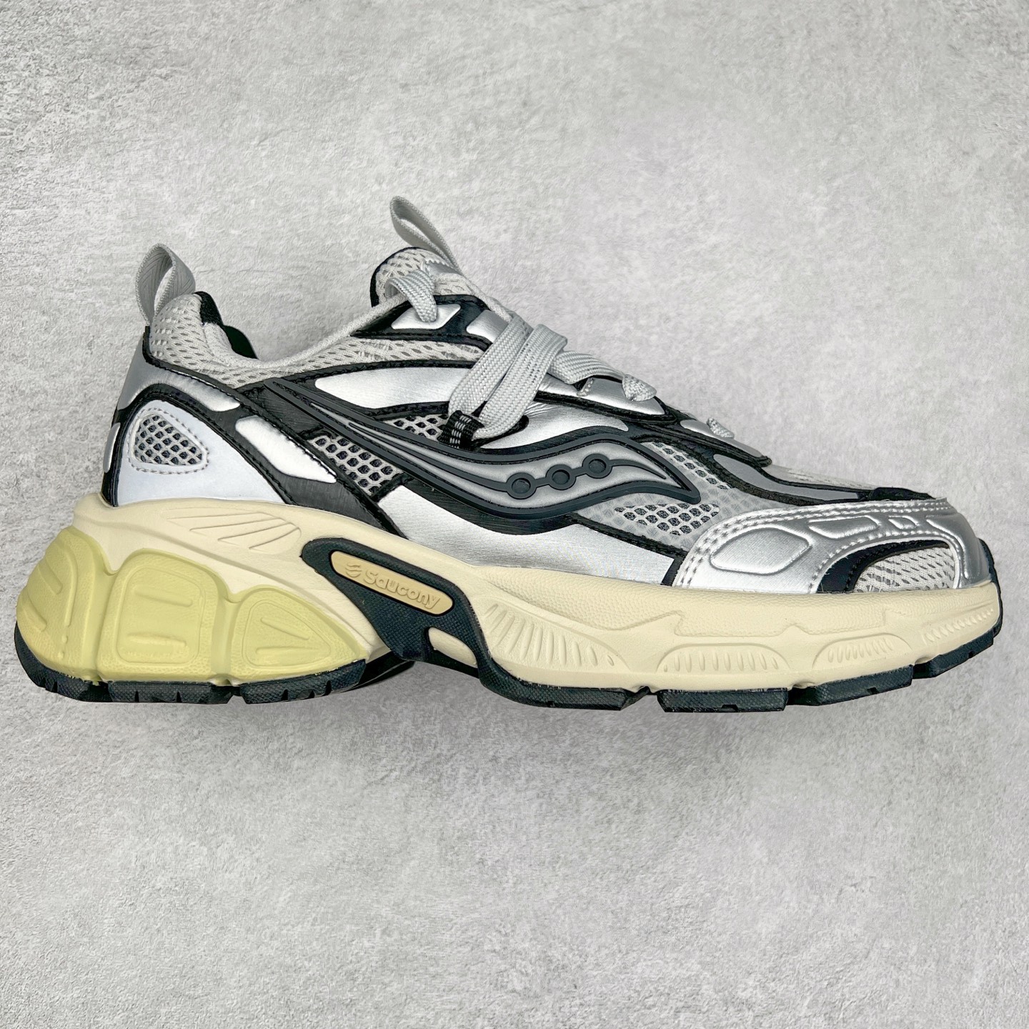 Saucony 2k Cavalry 索康尼骑士2K系列低帮复古老爹风增高休闲运动慢跑鞋 创立至今已经125周年的Saucony一直致力于打造专业性能的跑鞋 让跑者们拥有极致的运动体验 同时大量Saucony Originals的鞋型与外观设计一直被奉为经典 它们身上的复古时尚基因影响了潮流文化的发展 引领着新世代的审美 这一次Saucony Originals带来全新2K CAVALRY「骑士鞋」从经典鞋型中出发 结合当今潮流的设计 演绎不一样的千禧魅力 在本次「House Of Saucony」快闪空间 Saucony重磅发布了全新鞋款：骑士鞋 2K CAVALRY 全新的 2K CAVALRY在Saucony人气常青鞋款Cohesion 2K的基础上重新设计 外形上2K CAVALRY延续了Cohesion 2K的基因 采用了极具辨识度的千禧年风格跑鞋廓形设计 个性且时尚 鞋面加入了大量线条勾勒 与Saucony的经典Logo完美融合 带来了层次感的同时提供了视觉冲击力 同时大底部分采用了更加夸张的厚底设计 增强了鞋子的时尚属性的同时带来了增高效果 全新的 2K CAVALRY采用了低饱和度的颜色设计 以银灰色为主 更加简约百搭 适合不同风格的年轻人 尺码：35.5 36 36.5 37.5 38 38.5 39 40 40.5 41 42 42.5 43 44 44.5 45-选品中心