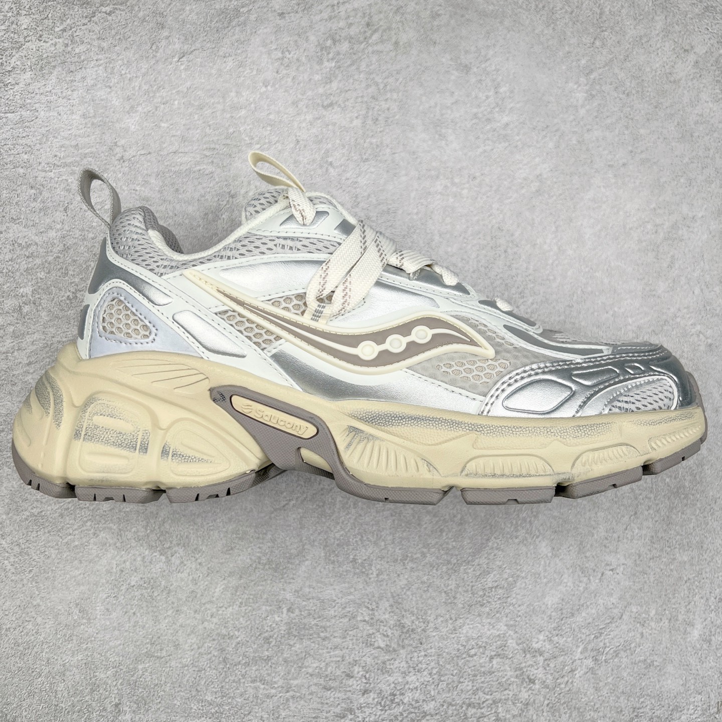 Saucony 2k Cavalry 索康尼骑士2K系列低帮复古老爹风增高休闲运动慢跑鞋 创立至今已经125周年的Saucony一直致力于打造专业性能的跑鞋 让跑者们拥有极致的运动体验 同时大量Saucony Originals的鞋型与外观设计一直被奉为经典 它们身上的复古时尚基因影响了潮流文化的发展 引领着新世代的审美 这一次Saucony Originals带来全新2K CAVALRY「骑士鞋」从经典鞋型中出发 结合当今潮流的设计 演绎不一样的千禧魅力 在本次「House Of Saucony」快闪空间 Saucony重磅发布了全新鞋款：骑士鞋 2K CAVALRY 全新的 2K CAVALRY在Saucony人气常青鞋款Cohesion 2K的基础上重新设计 外形上2K CAVALRY延续了Cohesion 2K的基因 采用了极具辨识度的千禧年风格跑鞋廓形设计 个性且时尚 鞋面加入了大量线条勾勒 与Saucony的经典Logo完美融合 带来了层次感的同时提供了视觉冲击力 同时大底部分采用了更加夸张的厚底设计 增强了鞋子的时尚属性的同时带来了增高效果 全新的 2K CAVALRY采用了低饱和度的颜色设计 以银灰色为主 更加简约百搭 适合不同风格的年轻人 尺码：35.5 36 36.5 37.5 38 38.5 39 40 40.5 41 42 42.5 43 44 44.5 45-选品中心