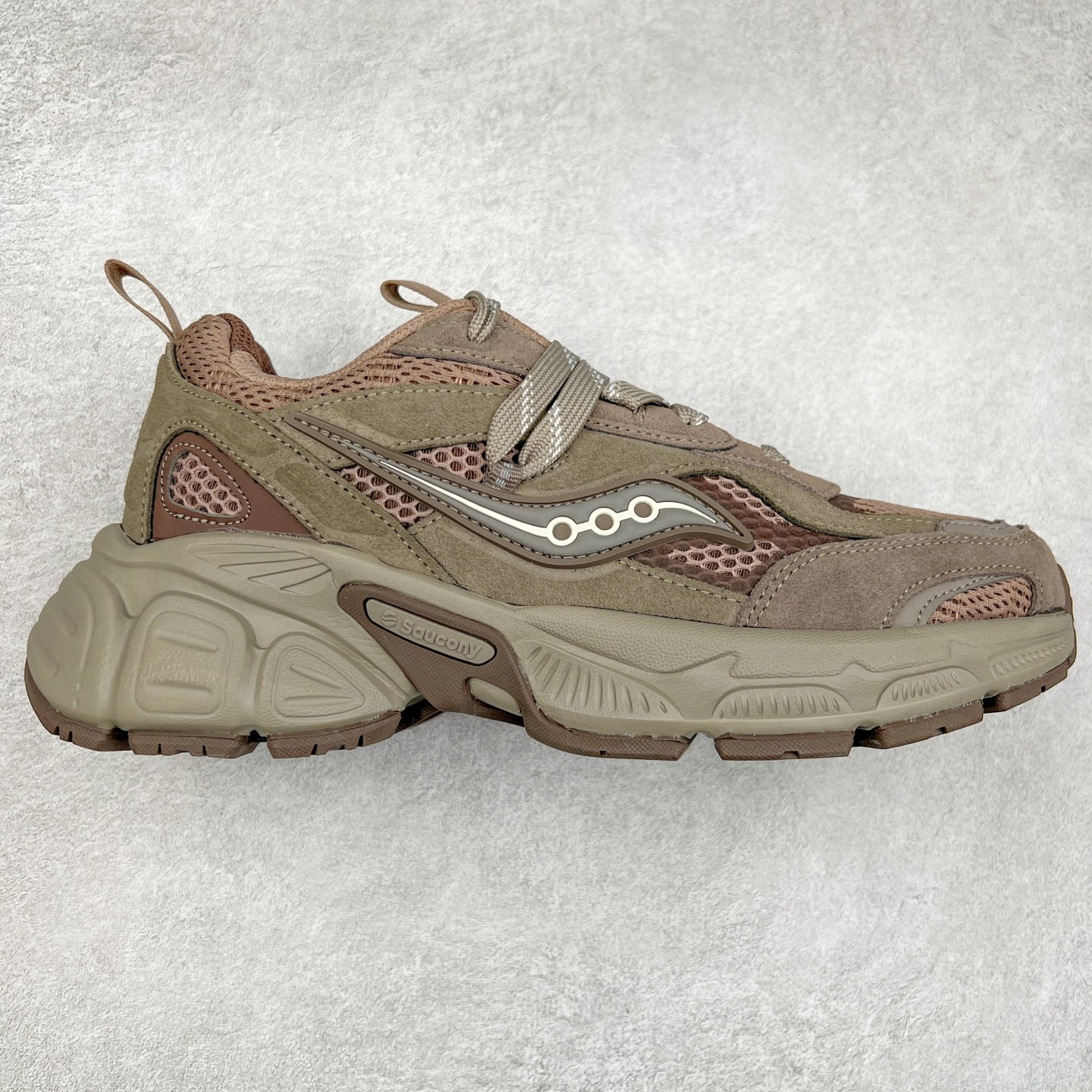 Saucony 2k Cavalry 索康尼骑士2K系列低帮复古老爹风增高休闲运动慢跑鞋 创立至今已经125周年的Saucony一直致力于打造专业性能的跑鞋 让跑者们拥有极致的运动体验 同时大量Saucony Originals的鞋型与外观设计一直被奉为经典 它们身上的复古时尚基因影响了潮流文化的发展 引领着新世代的审美 这一次Saucony Originals带来全新2K CAVALRY「骑士鞋」从经典鞋型中出发 结合当今潮流的设计 演绎不一样的千禧魅力 在本次「House Of Saucony」快闪空间 Saucony重磅发布了全新鞋款：骑士鞋 2K CAVALRY 全新的 2K CAVALRY在Saucony人气常青鞋款Cohesion 2K的基础上重新设计 外形上2K CAVALRY延续了Cohesion 2K的基因 采用了极具辨识度的千禧年风格跑鞋廓形设计 个性且时尚 鞋面加入了大量线条勾勒 与Saucony的经典Logo完美融合 带来了层次感的同时提供了视觉冲击力 同时大底部分采用了更加夸张的厚底设计 增强了鞋子的时尚属性的同时带来了增高效果 全新的 2K CAVALRY采用了低饱和度的颜色设计 以银灰色为主 更加简约百搭 适合不同风格的年轻人 尺码：35.5 36 36.5 37.5 38 38.5 39 40 40.5 41 42 42.5 43 44 44.5 45-选品中心