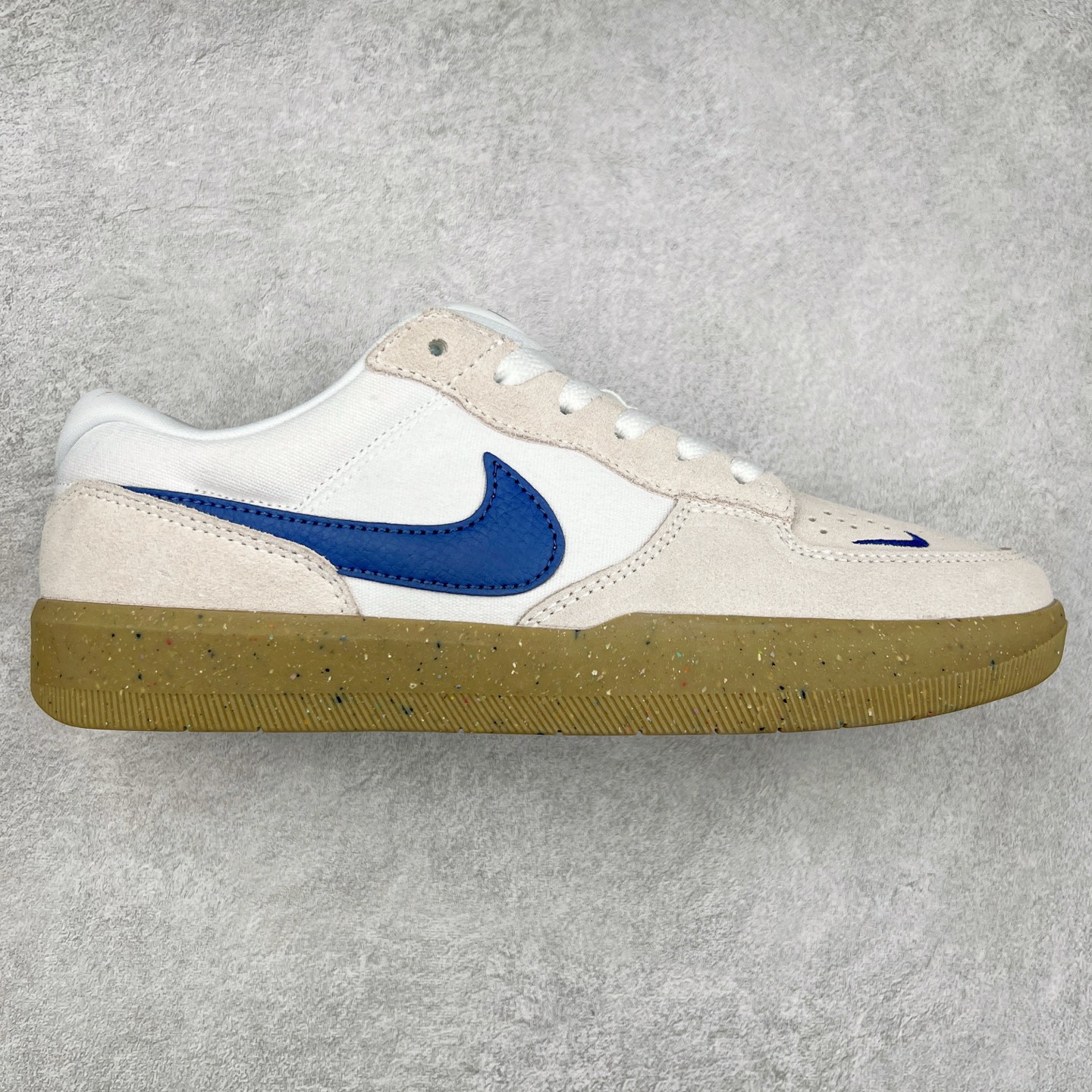 NK SB Force 58 空军58系列低帮休闲运动滑板板鞋 CZ2959-100 鞋面由帆布和麂皮拼接 层次感丰富 搭配硫化外底 耐磨耐穿 鞋舌及中底后跟处饰有SB Logo 表明鞋款身份 采用包边设计 经久耐穿 硫化结构则有效提升灵活性 穿上这款全新推出的创意力作 助你耀动街头 尺码：36 36.5 37.5 38 38.5 39 40 40.5 41 42 42.5 43 44 45-选品中心