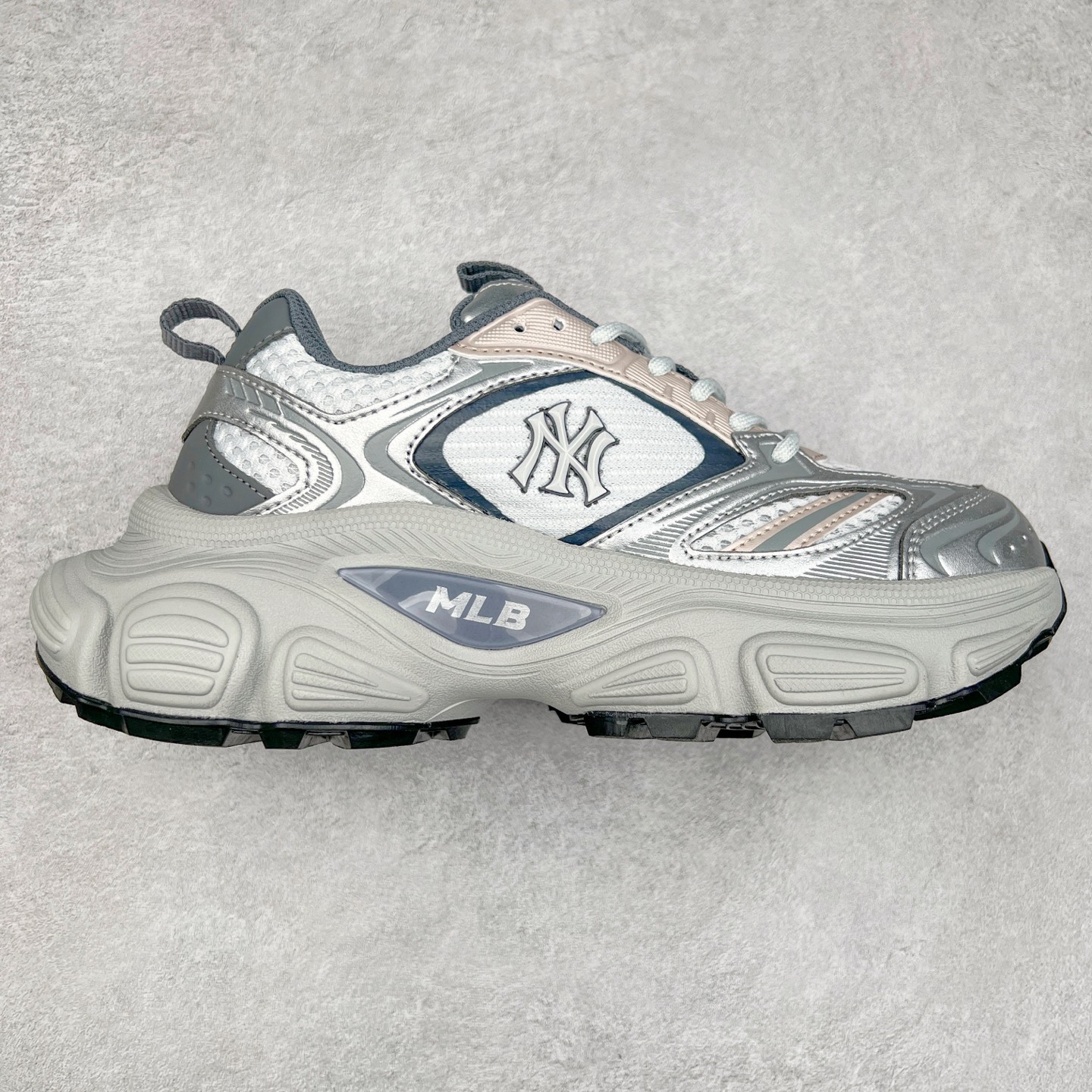 MLB WINNER CHUNKY 纽约洋基队合成革潮流时尚舒适休闲运动风厚底增高 防滑耐磨 低帮 老爹鞋 男女同款 黑色 实拍调校N版已经零色差零失真 百分百还原实物色彩所见即所得 不存在货不对板色差等低级问题 选购参考实物拍摄 不混卖不参货 只用心做好货严格选品 承诺混一赔十 尺码：36 36.5 37.5 38 38.5 39 40 40.5 41 42 42.5 43 44 44.5 45-选品中心