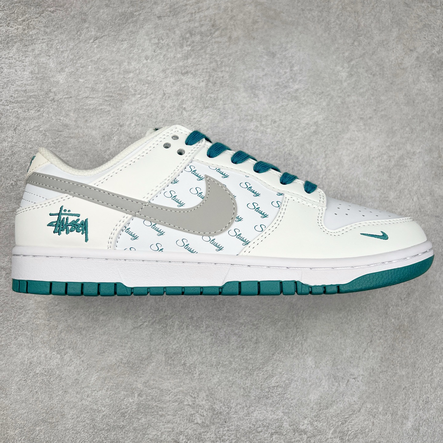 NK Dunk Low 定制配色 XX2025-808 大厂出品 极力推荐 原装头层材料 独家版型蒸餾加工帶來的是更好的视觉和脚感体验大厂纯原品质出货 清洁度 电绣工艺 皮料切割干净无任何毛边 细节完美 实拍调校N版已经零色差零失真 百分百还原实物色彩所见即所得 不存在货不对板色差等低级问题 选购参考实物拍摄 不混卖不参货 只用心做好货严格选品 承诺混一赔十 尺码：36 36.5 37.5 38 38.5 39 40 40.5 41 42 42.5 43 44 44.5 45-选品中心