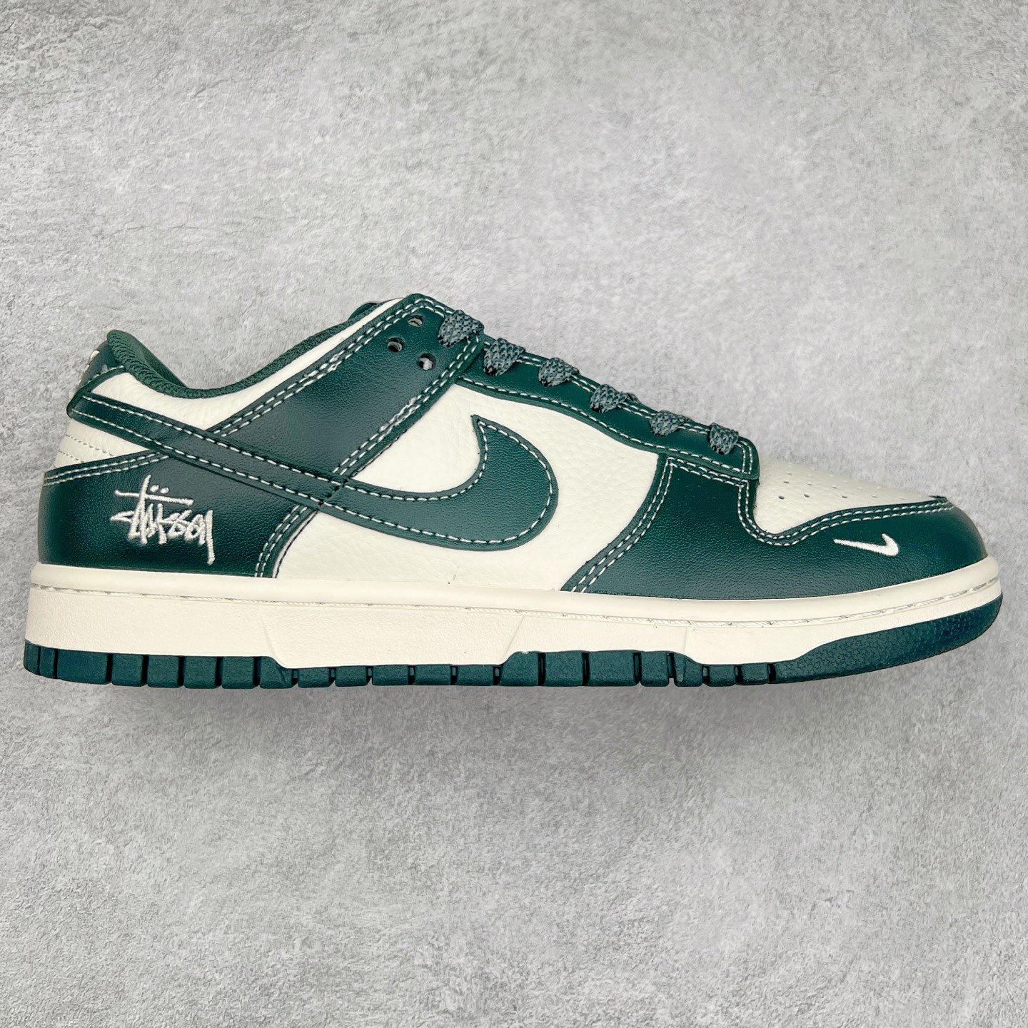 NK Dunk Low 定制配色 BB9898-003 大厂出品 极力推荐 原装头层材料 独家版型蒸餾加工帶來的是更好的视觉和脚感体验大厂纯原品质出货 清洁度 电绣工艺 皮料切割干净无任何毛边 细节完美 实拍调校N版已经零色差零失真 百分百还原实物色彩所见即所得 不存在货不对板色差等低级问题 选购参考实物拍摄 不混卖不参货 只用心做好货严格选品 承诺混一赔十 尺码：36 36.5 37.5 38 38.5 39 40 40.5 41 42 42.5 43 44 44.5 45-选品中心