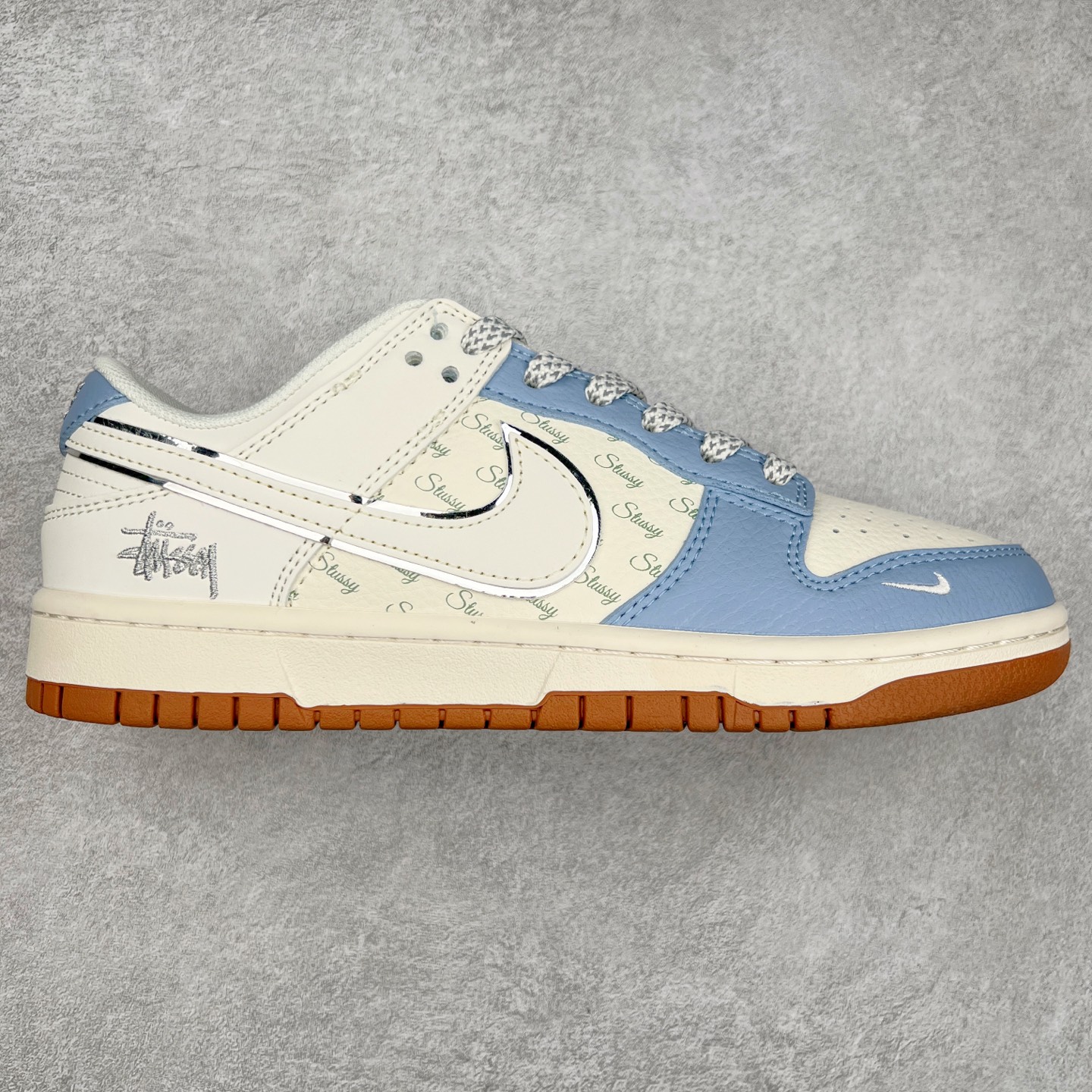 NK Dunk Low 定制配色 ZH2598-246 大厂出品 极力推荐 原装头层材料 独家版型蒸餾加工帶來的是更好的视觉和脚感体验大厂纯原品质出货 清洁度 电绣工艺 皮料切割干净无任何毛边 细节完美 实拍调校N版已经零色差零失真 百分百还原实物色彩所见即所得 不存在货不对板色差等低级问题 选购参考实物拍摄 不混卖不参货 只用心做好货严格选品 承诺混一赔十 尺码：36 36.5 37.5 38 38.5 39 40 40.5 41 42 42.5 43 44 44.5 45-选品中心