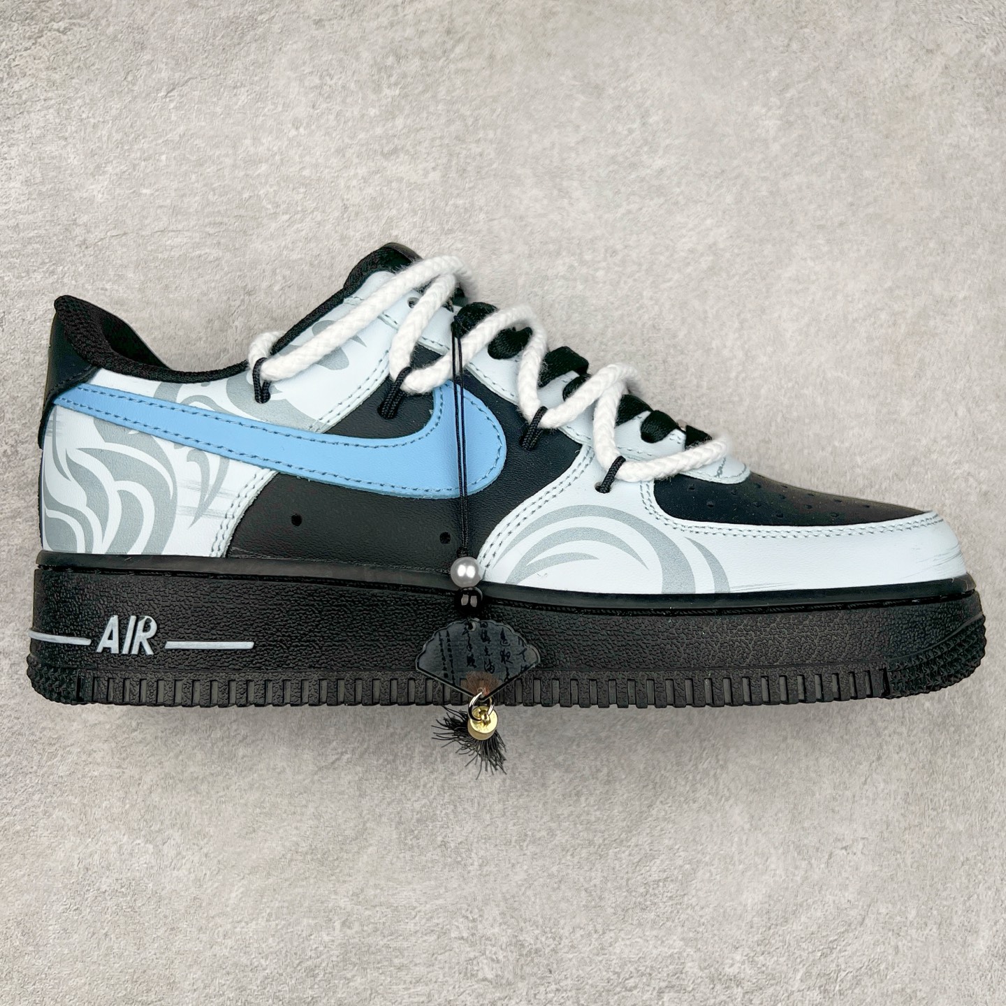 NK Air Force 1´07 Low 空军一号低帮百搭休闲运动板鞋 ZH0316-065 柔软、弹性十足的缓震性能和出色的中底设计 横跨复古与现代的外型结合 造就出风靡全球 三十多年的Force 1 直到今天还深受青睐 实拍调校N版已经零色差零失真 百分百还原实物色彩所见即所得 不存在货不对板色差等低级问题 选购参考实物拍摄 不混卖不参货 只用心做好货严格选品 承诺混一赔十 尺码：36 36.5 37.5 38 38.5 39 40 40.5 41 42 42.5 43 44 44.5 45-选品中心