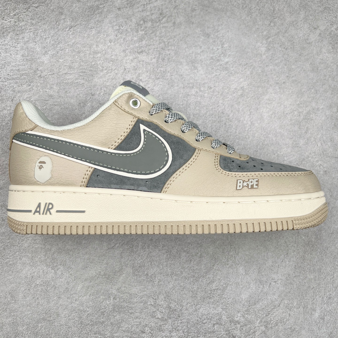 NK Air Force 1´07 Low 空军一号低帮百搭休闲运动板鞋 SJ6698-023 柔软、弹性十足的缓震性能和出色的中底设计 横跨复古与现代的外型结合 造就出风靡全球 三十多年的Force 1 直到今天还深受青睐 实拍调校N版已经零色差零失真 百分百还原实物色彩所见即所得 不存在货不对板色差等低级问题 选购参考实物拍摄 不混卖不参货 只用心做好货严格选品 承诺混一赔十 尺码：36 36.5 37.5 38 38.5 39 40 40.5 41 42 42.5 43 44 44.5 45-选品中心