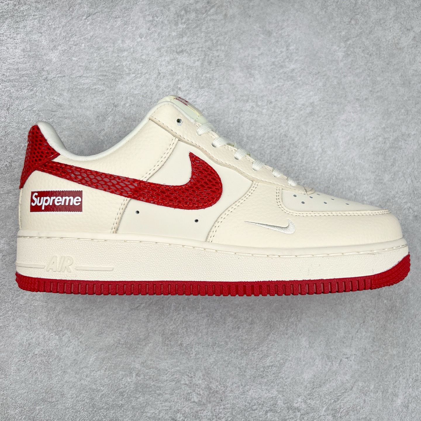 NK Air Force 1´07 Low 空军一号低帮百搭休闲运动板鞋 DF0188-040 柔软、弹性十足的缓震性能和出色的中底设计 横跨复古与现代的外型结合 造就出风靡全球 三十多年的Force 1 直到今天还深受青睐 实拍调校N版已经零色差零失真 百分百还原实物色彩所见即所得 不存在货不对板色差等低级问题 选购参考实物拍摄 不混卖不参货 只用心做好货严格选品 承诺混一赔十 尺码：36 36.5 37.5 38 38.5 39 40 40.5 41 42 42.5 43 44 44.5 45-选品中心