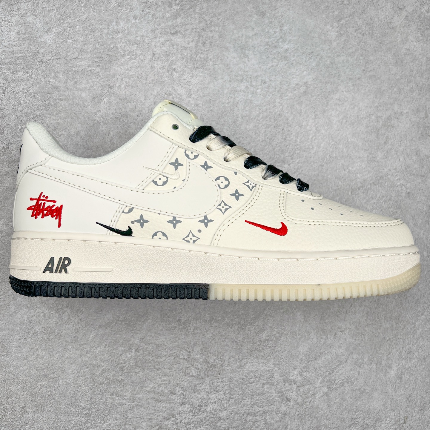 NK Air Force 1´07 Low 空军一号低帮百搭休闲运动板鞋 HH7518-076 柔软、弹性十足的缓震性能和出色的中底设计 横跨复古与现代的外型结合 造就出风靡全球 三十多年的Force 1 直到今天还深受青睐 实拍调校N版已经零色差零失真 百分百还原实物色彩所见即所得 不存在货不对板色差等低级问题 选购参考实物拍摄 不混卖不参货 只用心做好货严格选品 承诺混一赔十 尺码：36 36.5 37.5 38 38.5 39 40 40.5 41 42 42.5 43 44 44.5 45-选品中心