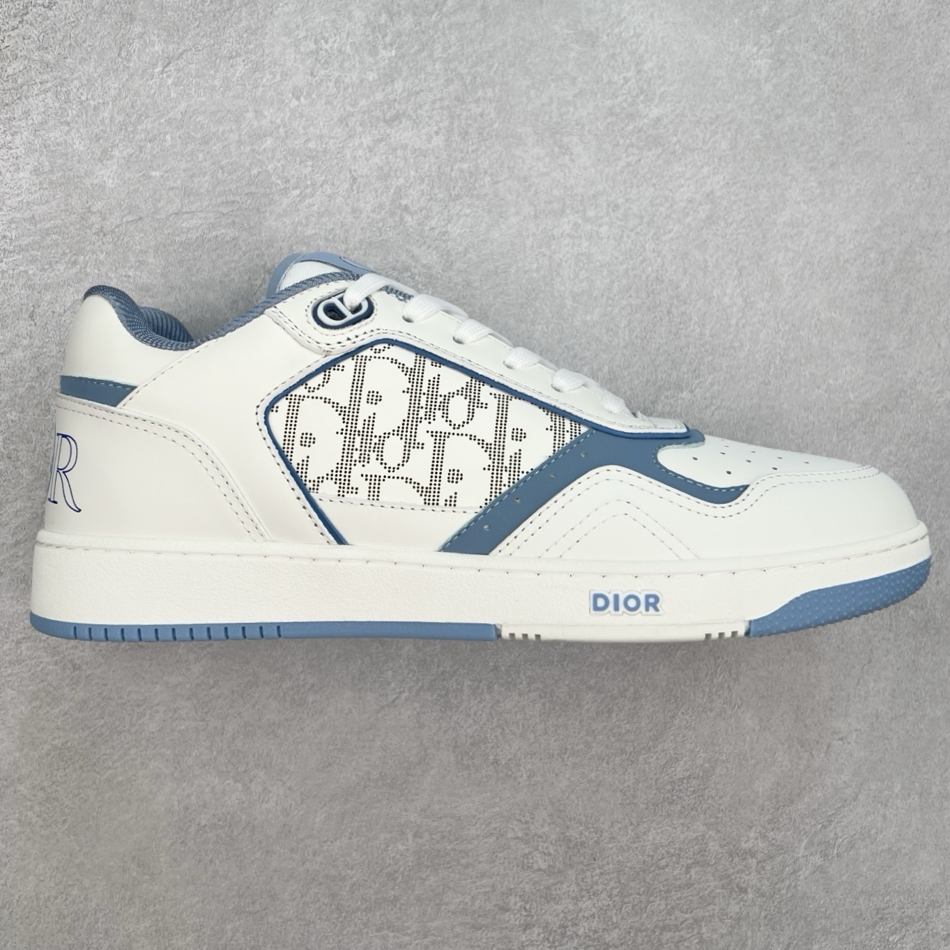 纯原 DIOR 迪奥 B27低帮 经典奢侈品休闲运动板鞋 东莞大厂生产 品质货真价实 代购级别 市面顶级版本 Oblique印花电秀 长时售卖 退换率超低这款B27运动鞋是DIOR的经典单品 和迪奥光滑牛皮革精心制作，侧面饰以米色和黑色提花Oblique印花镶边（激光冲孔）搭配CD lcon孔眼，双色橡胶鞋底，鞋舌和后跟处均饰以标志性细节，更显精致，时尚百搭，可为各种造型增光添彩 蓝色 奶油白色和迪奥灰光滑牛皮革 米色和黑色提花面料oblique印花 鞋底和鞋眼饰以DIOR标志 系带开合搭配CD·lcon孔眼网眼织物里料 双色橡胶外底 侧面缝线拼接结构 含防尘袋和一对鞋带 全套意大利正品包装 尺码 39 40 41 42 43 44 45 46-选品中心