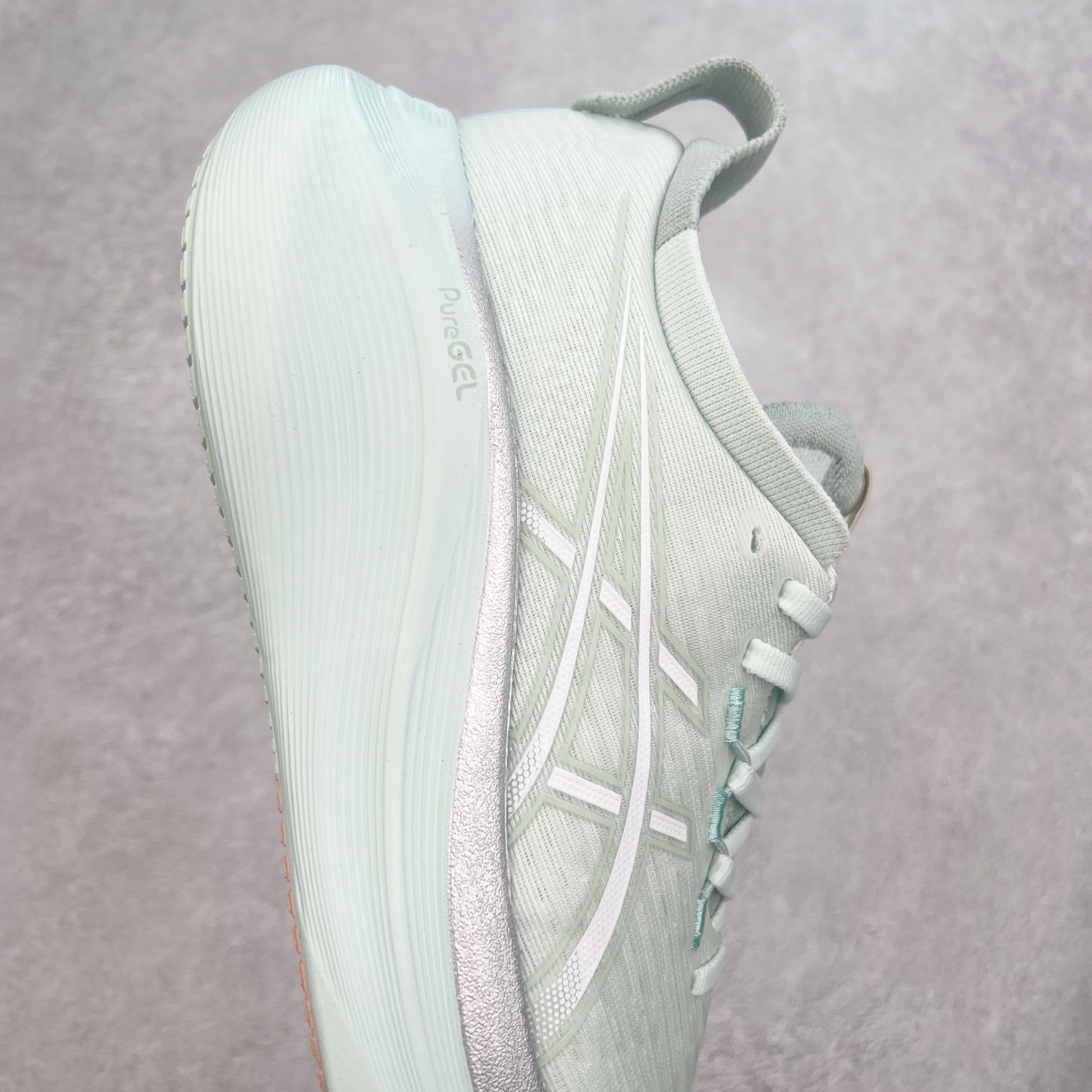 图片[6]-Asics GEL-Nimbus 27 亚瑟士缓震跑鞋 近年复古风潮的势头很旺 ASICS一直坚信保持身体的健康与活力是打造健康快乐的生活方式的最佳途径 ASICS为复古鞋型注入新设计 为玩家的街头穿搭提供了更多可能 GEL-NIMBUSTM9运动鞋最初是为中立和仰卧跑步者设计的长距离训练器 采用原始材料和关键细节重新设计 其Y2K时代的工业外观也被大胆的对比和色块所抵消 尺码：36 36.5 37.5 38 38.5 39 40 40.5 41.5 42 42.5 43.5 44 44.5 45-选品中心