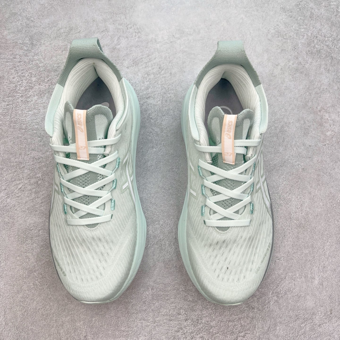 图片[2]-Asics GEL-Nimbus 27 亚瑟士缓震跑鞋 近年复古风潮的势头很旺 ASICS一直坚信保持身体的健康与活力是打造健康快乐的生活方式的最佳途径 ASICS为复古鞋型注入新设计 为玩家的街头穿搭提供了更多可能 GEL-NIMBUSTM9运动鞋最初是为中立和仰卧跑步者设计的长距离训练器 采用原始材料和关键细节重新设计 其Y2K时代的工业外观也被大胆的对比和色块所抵消 尺码：36 36.5 37.5 38 38.5 39 40 40.5 41.5 42 42.5 43.5 44 44.5 45-选品中心