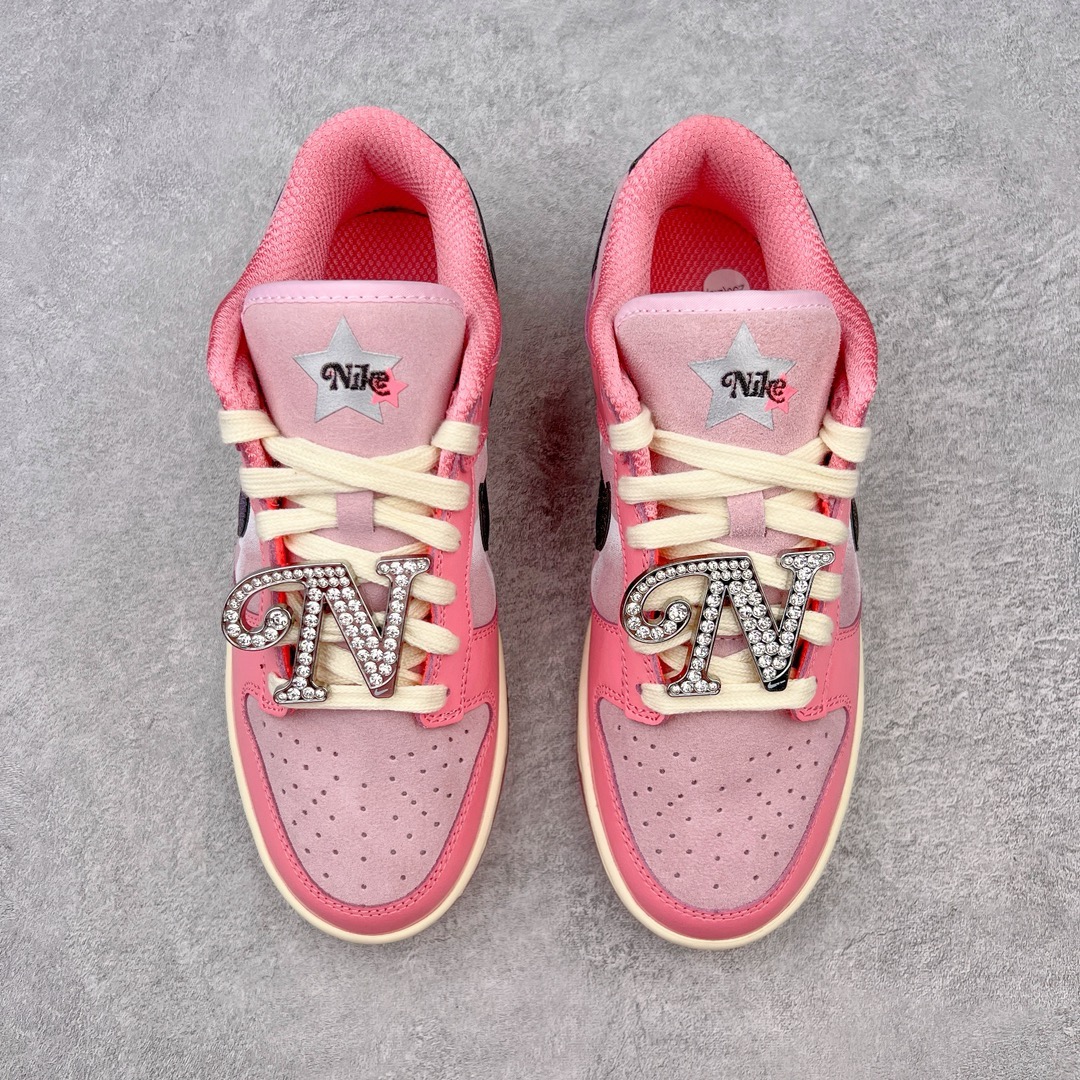 图片[2]-＃M纯原福利 NK DUNK Low 芭比粉 FN8927-621 独家原厂航空铝磨具打磨大底 鞋头坡度极致还原 原盒原配 圈内天花板工艺 原厂冲刀 超高清洁度 全鞋零毛边皮料切割 全套原楦原模倾力打造完美版型 采用原厂百宏鞋带以及原厂百宏织唛舌标 内标可供原厂几率过验 原厂中底布点胶 原厂中底布拉帮走线遵循公司 尺码：36 36.5 37.5 38 38.5 39 40-选品中心