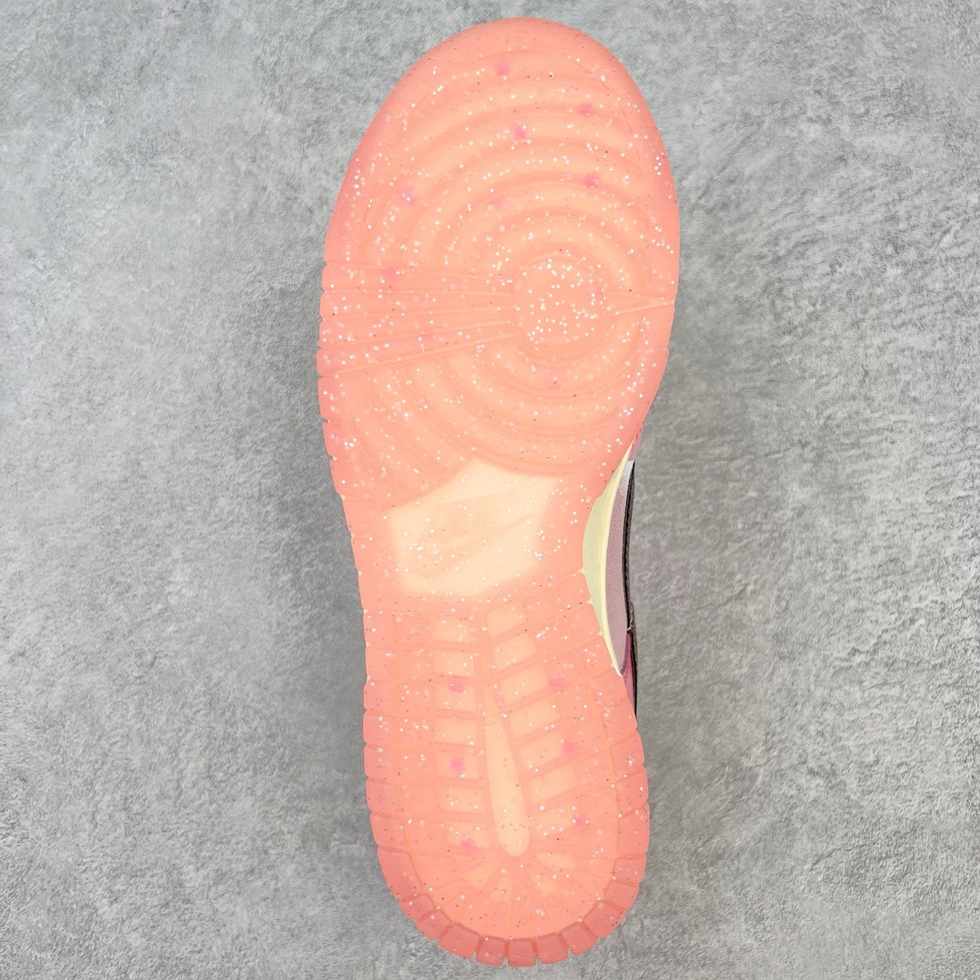 图片[9]-＃M纯原福利 NK DUNK Low 芭比粉 FN8927-621 独家原厂航空铝磨具打磨大底 鞋头坡度极致还原 原盒原配 圈内天花板工艺 原厂冲刀 超高清洁度 全鞋零毛边皮料切割 全套原楦原模倾力打造完美版型 采用原厂百宏鞋带以及原厂百宏织唛舌标 内标可供原厂几率过验 原厂中底布点胶 原厂中底布拉帮走线遵循公司 尺码：36 36.5 37.5 38 38.5 39 40-选品中心