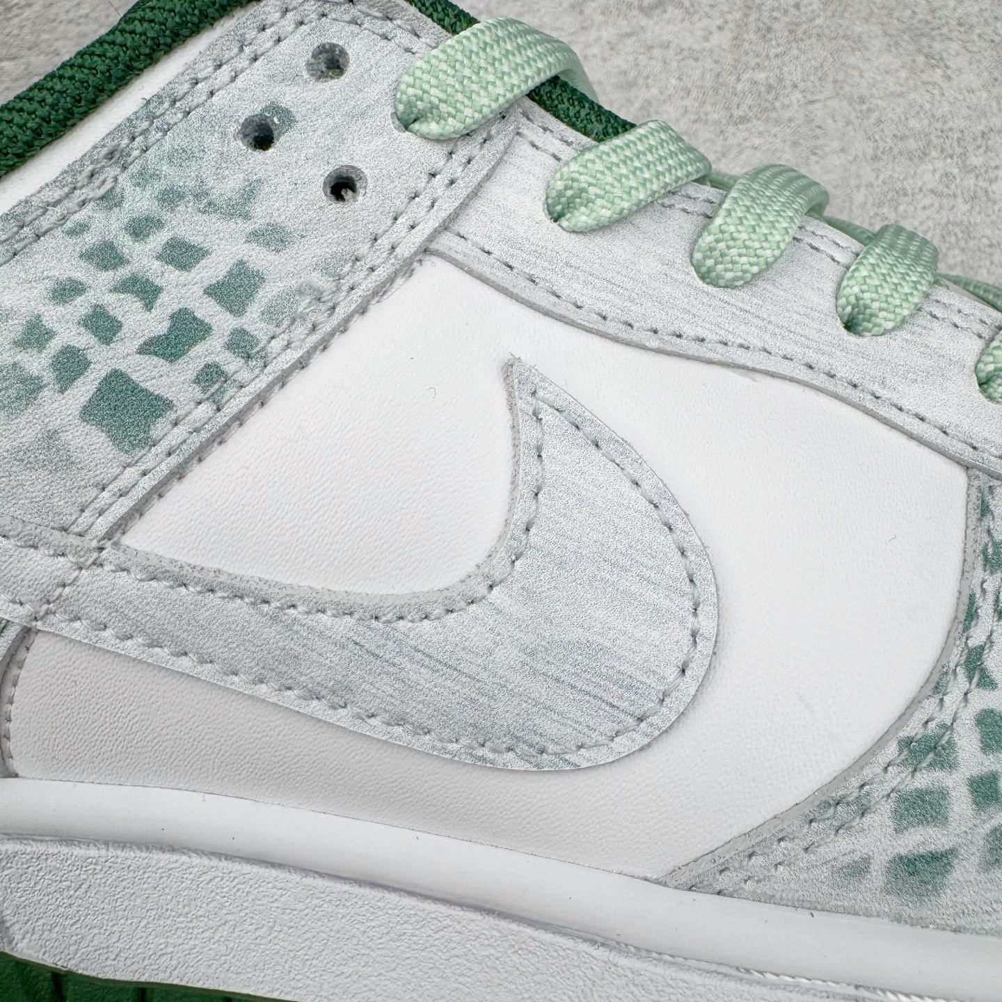 图片[17]-＃YC纯原 NK Dunk Low 森林之子 DD1391-101 此款以蛇年生肖限定为主题设计，鞋身浅绿到墨绿的循序渐变，对晨间雾霭在森林中的溶解轨迹，鞋侧鳞片纹理以3D打印工艺复刻蝰蛇游走轨迹，苔藓绿晕染中底沉淀着雨林暗河的呼吸。将生肖密码穿成流动的图腾，用蛇鳞纹路拓印属于你的潮流态度。定制系列天花板 无原鞋不开发 全系列得物原鞋一比一校对开发 配色持续更新中 终端对接 优势输出 全套原厂楦头原纸板数据档案倾力打造 原汁原味莞产 极致还原 圈内最强针车工艺 高端零售指定版 广东原厂配套原盒原标 鞋盒分三个尺码段 原厂冲刀 超高清洁度 全鞋零毛边皮料切割 采用原厂百宏鞋带以及原厂百宏织唛舌标 内标可供原厂几率过验 进口原装条纹中底布 四线拉帮白色点胶 原厂拉帮手法遵循公司 原厂电绣 极致还原 尺码：36 36.5 37.5 38 38.5 39 40 40.5 41 42 42.5 43 44 44.5 45 46-选品中心