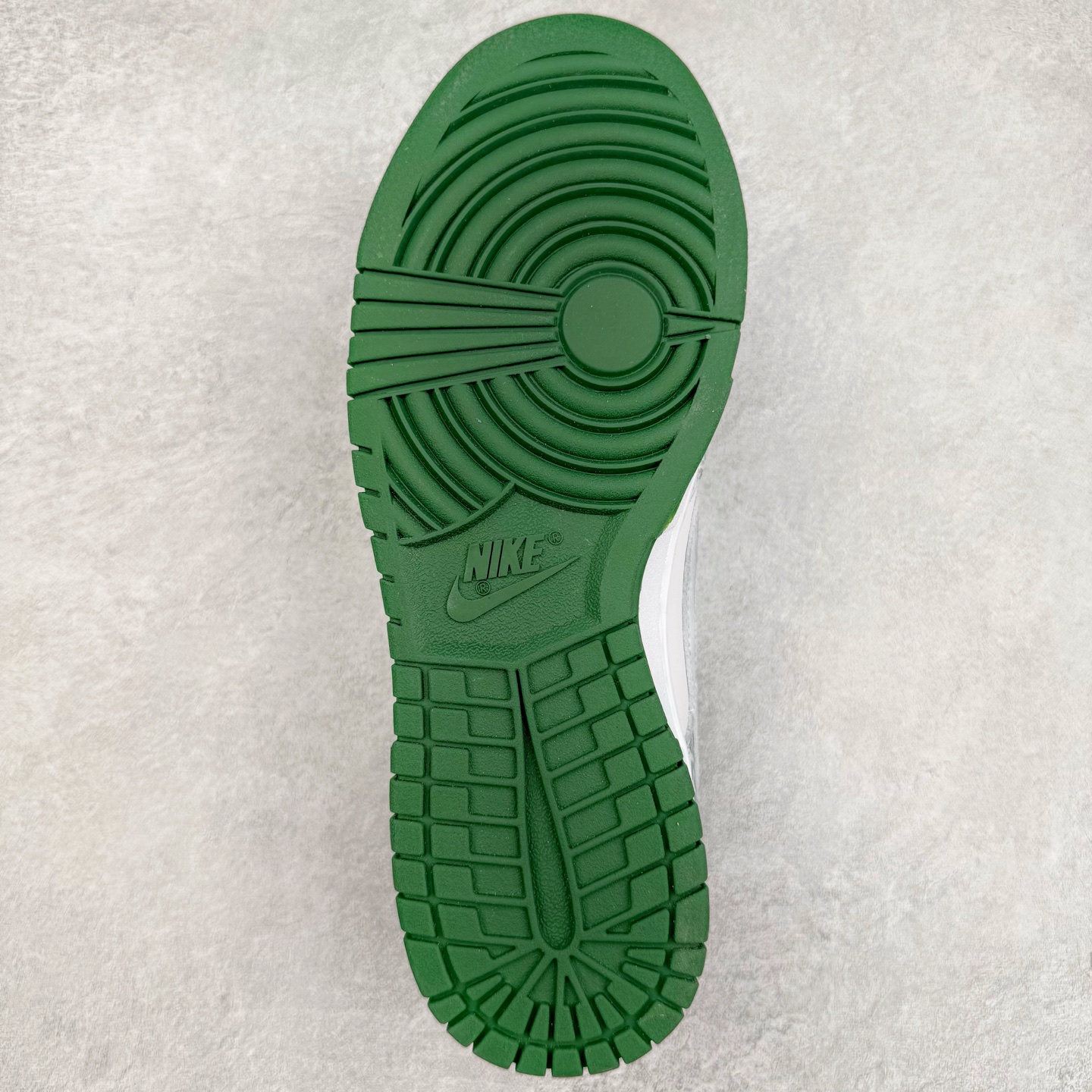 图片[9]-＃YC纯原 NK Dunk Low 森林之子 DD1391-101 此款以蛇年生肖限定为主题设计，鞋身浅绿到墨绿的循序渐变，对晨间雾霭在森林中的溶解轨迹，鞋侧鳞片纹理以3D打印工艺复刻蝰蛇游走轨迹，苔藓绿晕染中底沉淀着雨林暗河的呼吸。将生肖密码穿成流动的图腾，用蛇鳞纹路拓印属于你的潮流态度。定制系列天花板 无原鞋不开发 全系列得物原鞋一比一校对开发 配色持续更新中 终端对接 优势输出 全套原厂楦头原纸板数据档案倾力打造 原汁原味莞产 极致还原 圈内最强针车工艺 高端零售指定版 广东原厂配套原盒原标 鞋盒分三个尺码段 原厂冲刀 超高清洁度 全鞋零毛边皮料切割 采用原厂百宏鞋带以及原厂百宏织唛舌标 内标可供原厂几率过验 进口原装条纹中底布 四线拉帮白色点胶 原厂拉帮手法遵循公司 原厂电绣 极致还原 尺码：36 36.5 37.5 38 38.5 39 40 40.5 41 42 42.5 43 44 44.5 45 46-选品中心