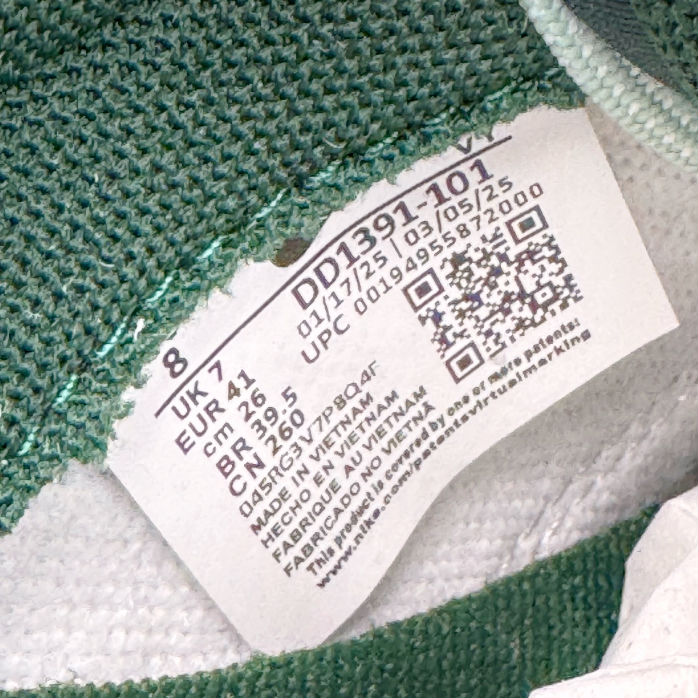 图片[12]-＃YC纯原 NK Dunk Low 森林之子 DD1391-101 此款以蛇年生肖限定为主题设计，鞋身浅绿到墨绿的循序渐变，对晨间雾霭在森林中的溶解轨迹，鞋侧鳞片纹理以3D打印工艺复刻蝰蛇游走轨迹，苔藓绿晕染中底沉淀着雨林暗河的呼吸。将生肖密码穿成流动的图腾，用蛇鳞纹路拓印属于你的潮流态度。定制系列天花板 无原鞋不开发 全系列得物原鞋一比一校对开发 配色持续更新中 终端对接 优势输出 全套原厂楦头原纸板数据档案倾力打造 原汁原味莞产 极致还原 圈内最强针车工艺 高端零售指定版 广东原厂配套原盒原标 鞋盒分三个尺码段 原厂冲刀 超高清洁度 全鞋零毛边皮料切割 采用原厂百宏鞋带以及原厂百宏织唛舌标 内标可供原厂几率过验 进口原装条纹中底布 四线拉帮白色点胶 原厂拉帮手法遵循公司 原厂电绣 极致还原 尺码：36 36.5 37.5 38 38.5 39 40 40.5 41 42 42.5 43 44 44.5 45 46-选品中心