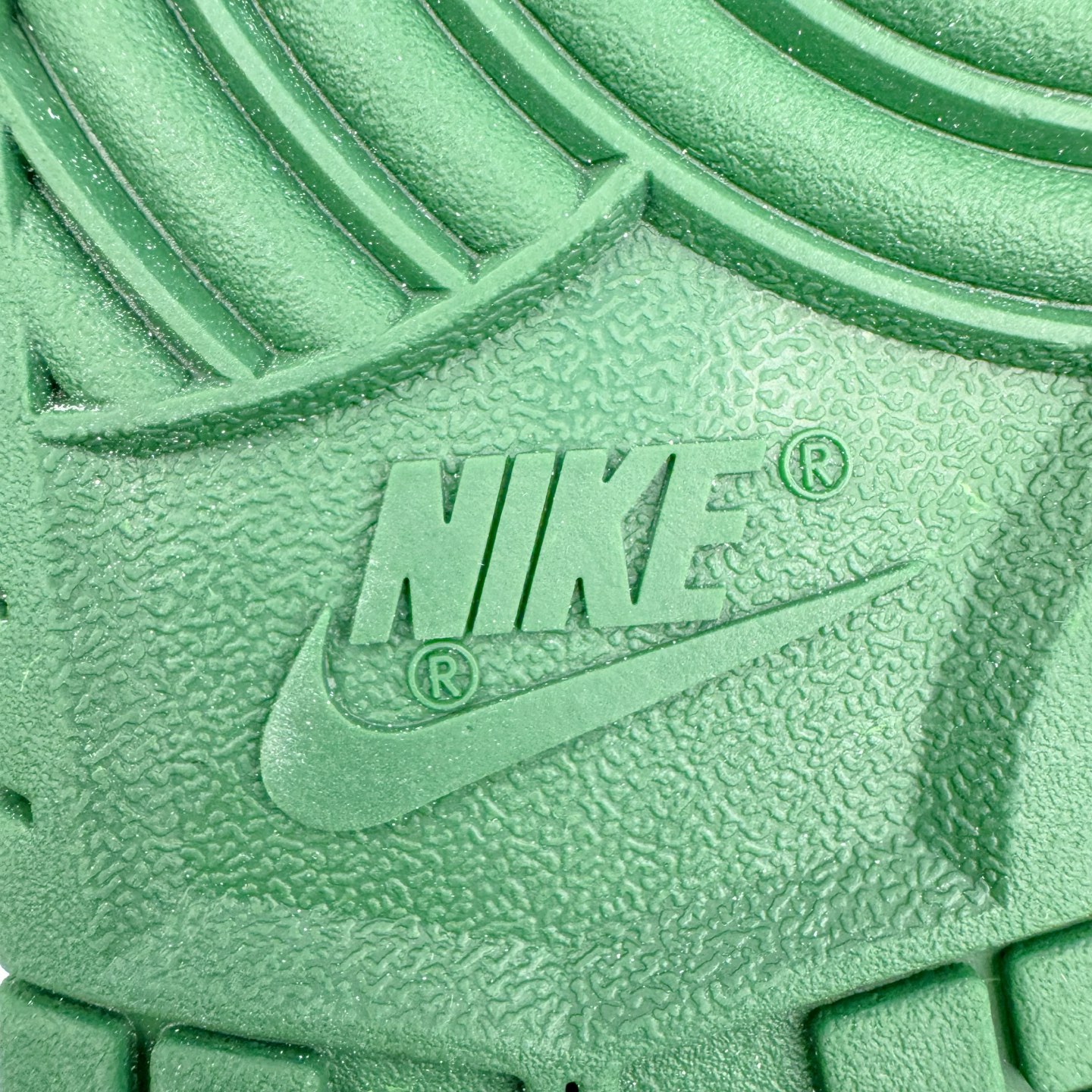 图片[19]-＃YC纯原 NK Dunk Low 森林之子 DD1391-101 此款以蛇年生肖限定为主题设计，鞋身浅绿到墨绿的循序渐变，对晨间雾霭在森林中的溶解轨迹，鞋侧鳞片纹理以3D打印工艺复刻蝰蛇游走轨迹，苔藓绿晕染中底沉淀着雨林暗河的呼吸。将生肖密码穿成流动的图腾，用蛇鳞纹路拓印属于你的潮流态度。定制系列天花板 无原鞋不开发 全系列得物原鞋一比一校对开发 配色持续更新中 终端对接 优势输出 全套原厂楦头原纸板数据档案倾力打造 原汁原味莞产 极致还原 圈内最强针车工艺 高端零售指定版 广东原厂配套原盒原标 鞋盒分三个尺码段 原厂冲刀 超高清洁度 全鞋零毛边皮料切割 采用原厂百宏鞋带以及原厂百宏织唛舌标 内标可供原厂几率过验 进口原装条纹中底布 四线拉帮白色点胶 原厂拉帮手法遵循公司 原厂电绣 极致还原 尺码：36 36.5 37.5 38 38.5 39 40 40.5 41 42 42.5 43 44 44.5 45 46-选品中心