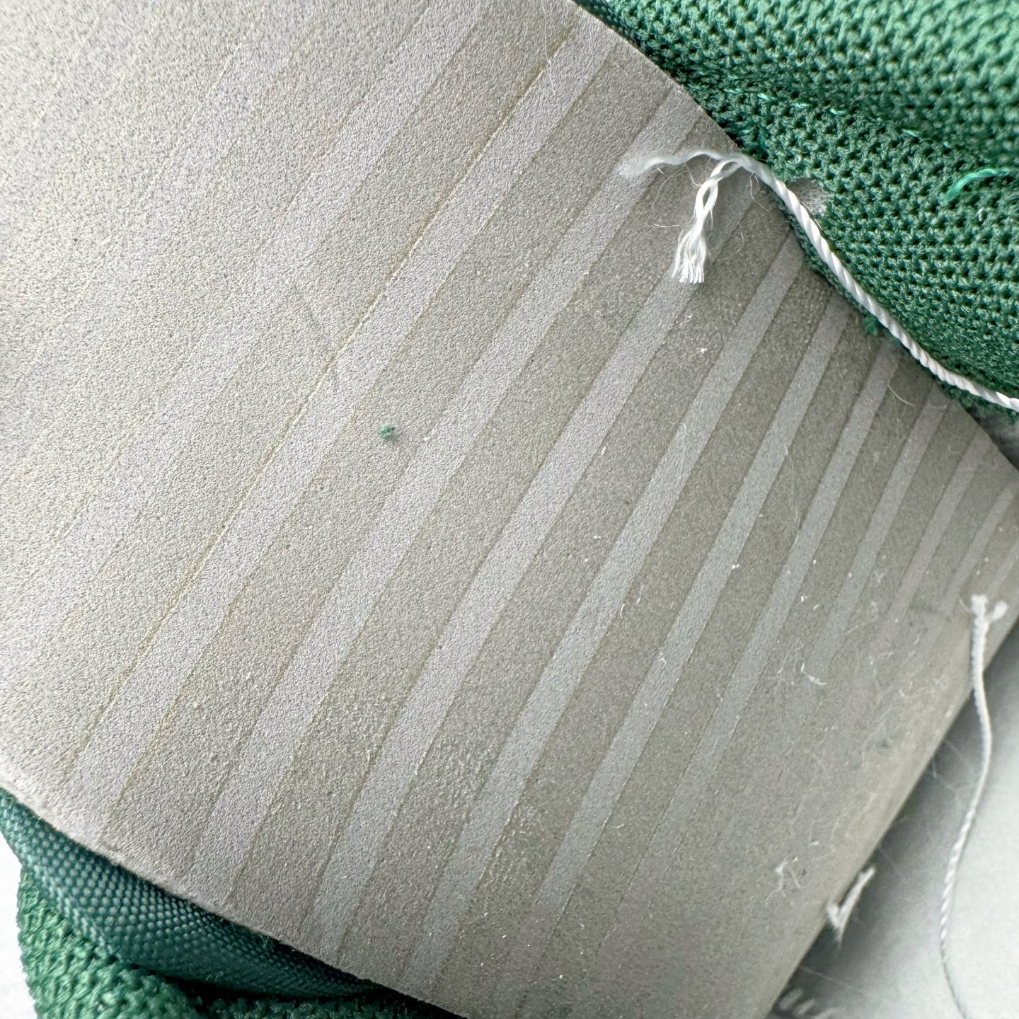 图片[11]-＃YC纯原 NK Dunk Low 森林之子 DD1391-101 此款以蛇年生肖限定为主题设计，鞋身浅绿到墨绿的循序渐变，对晨间雾霭在森林中的溶解轨迹，鞋侧鳞片纹理以3D打印工艺复刻蝰蛇游走轨迹，苔藓绿晕染中底沉淀着雨林暗河的呼吸。将生肖密码穿成流动的图腾，用蛇鳞纹路拓印属于你的潮流态度。定制系列天花板 无原鞋不开发 全系列得物原鞋一比一校对开发 配色持续更新中 终端对接 优势输出 全套原厂楦头原纸板数据档案倾力打造 原汁原味莞产 极致还原 圈内最强针车工艺 高端零售指定版 广东原厂配套原盒原标 鞋盒分三个尺码段 原厂冲刀 超高清洁度 全鞋零毛边皮料切割 采用原厂百宏鞋带以及原厂百宏织唛舌标 内标可供原厂几率过验 进口原装条纹中底布 四线拉帮白色点胶 原厂拉帮手法遵循公司 原厂电绣 极致还原 尺码：36 36.5 37.5 38 38.5 39 40 40.5 41 42 42.5 43 44 44.5 45 46-选品中心