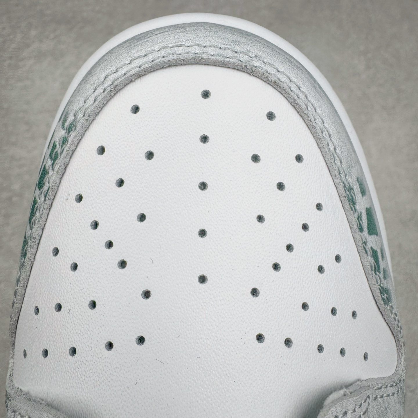 图片[14]-＃YC纯原 NK Dunk Low 森林之子 DD1391-101 此款以蛇年生肖限定为主题设计，鞋身浅绿到墨绿的循序渐变，对晨间雾霭在森林中的溶解轨迹，鞋侧鳞片纹理以3D打印工艺复刻蝰蛇游走轨迹，苔藓绿晕染中底沉淀着雨林暗河的呼吸。将生肖密码穿成流动的图腾，用蛇鳞纹路拓印属于你的潮流态度。定制系列天花板 无原鞋不开发 全系列得物原鞋一比一校对开发 配色持续更新中 终端对接 优势输出 全套原厂楦头原纸板数据档案倾力打造 原汁原味莞产 极致还原 圈内最强针车工艺 高端零售指定版 广东原厂配套原盒原标 鞋盒分三个尺码段 原厂冲刀 超高清洁度 全鞋零毛边皮料切割 采用原厂百宏鞋带以及原厂百宏织唛舌标 内标可供原厂几率过验 进口原装条纹中底布 四线拉帮白色点胶 原厂拉帮手法遵循公司 原厂电绣 极致还原 尺码：36 36.5 37.5 38 38.5 39 40 40.5 41 42 42.5 43 44 44.5 45 46-选品中心