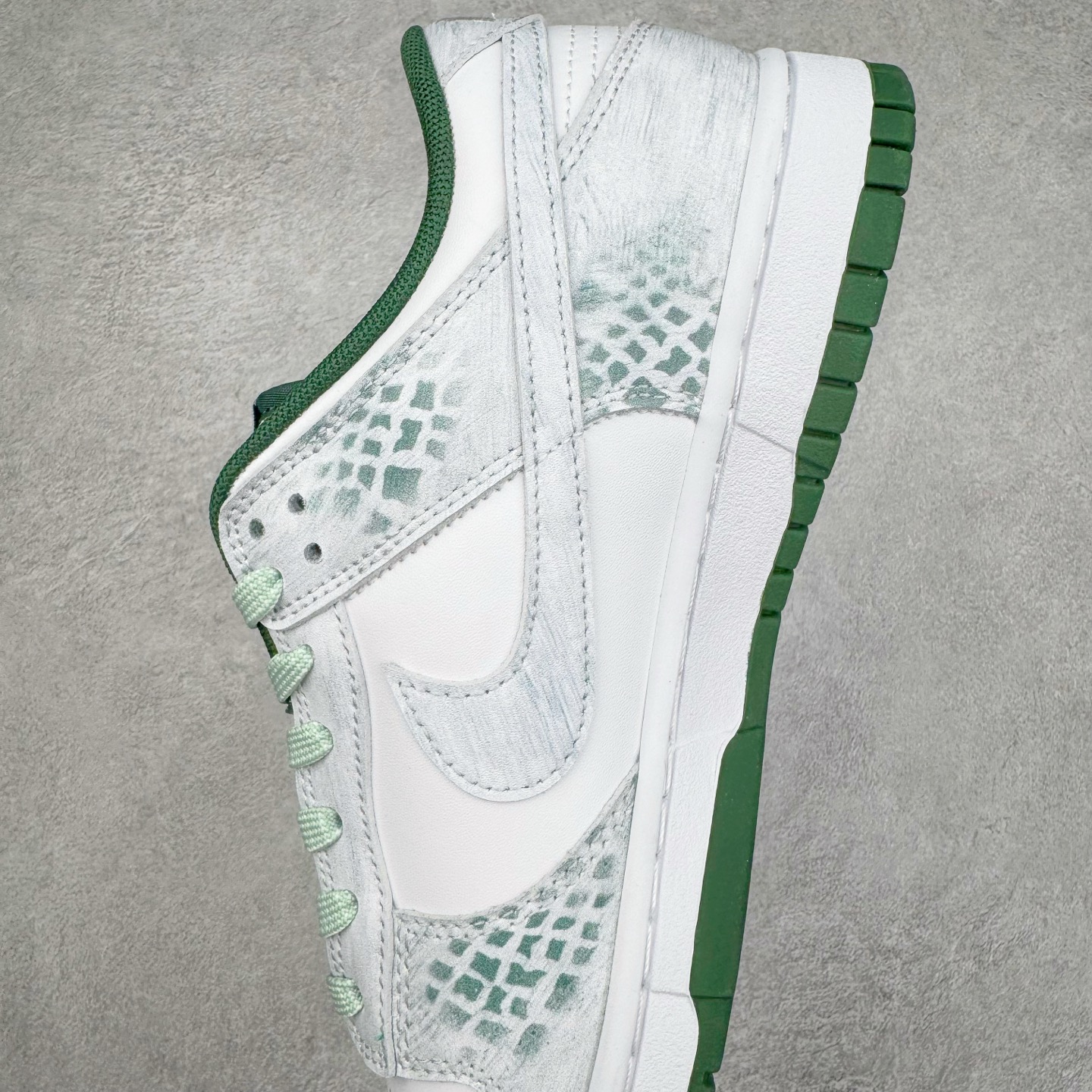 图片[7]-＃YC纯原 NK Dunk Low 森林之子 DD1391-101 此款以蛇年生肖限定为主题设计，鞋身浅绿到墨绿的循序渐变，对晨间雾霭在森林中的溶解轨迹，鞋侧鳞片纹理以3D打印工艺复刻蝰蛇游走轨迹，苔藓绿晕染中底沉淀着雨林暗河的呼吸。将生肖密码穿成流动的图腾，用蛇鳞纹路拓印属于你的潮流态度。定制系列天花板 无原鞋不开发 全系列得物原鞋一比一校对开发 配色持续更新中 终端对接 优势输出 全套原厂楦头原纸板数据档案倾力打造 原汁原味莞产 极致还原 圈内最强针车工艺 高端零售指定版 广东原厂配套原盒原标 鞋盒分三个尺码段 原厂冲刀 超高清洁度 全鞋零毛边皮料切割 采用原厂百宏鞋带以及原厂百宏织唛舌标 内标可供原厂几率过验 进口原装条纹中底布 四线拉帮白色点胶 原厂拉帮手法遵循公司 原厂电绣 极致还原 尺码：36 36.5 37.5 38 38.5 39 40 40.5 41 42 42.5 43 44 44.5 45 46-选品中心